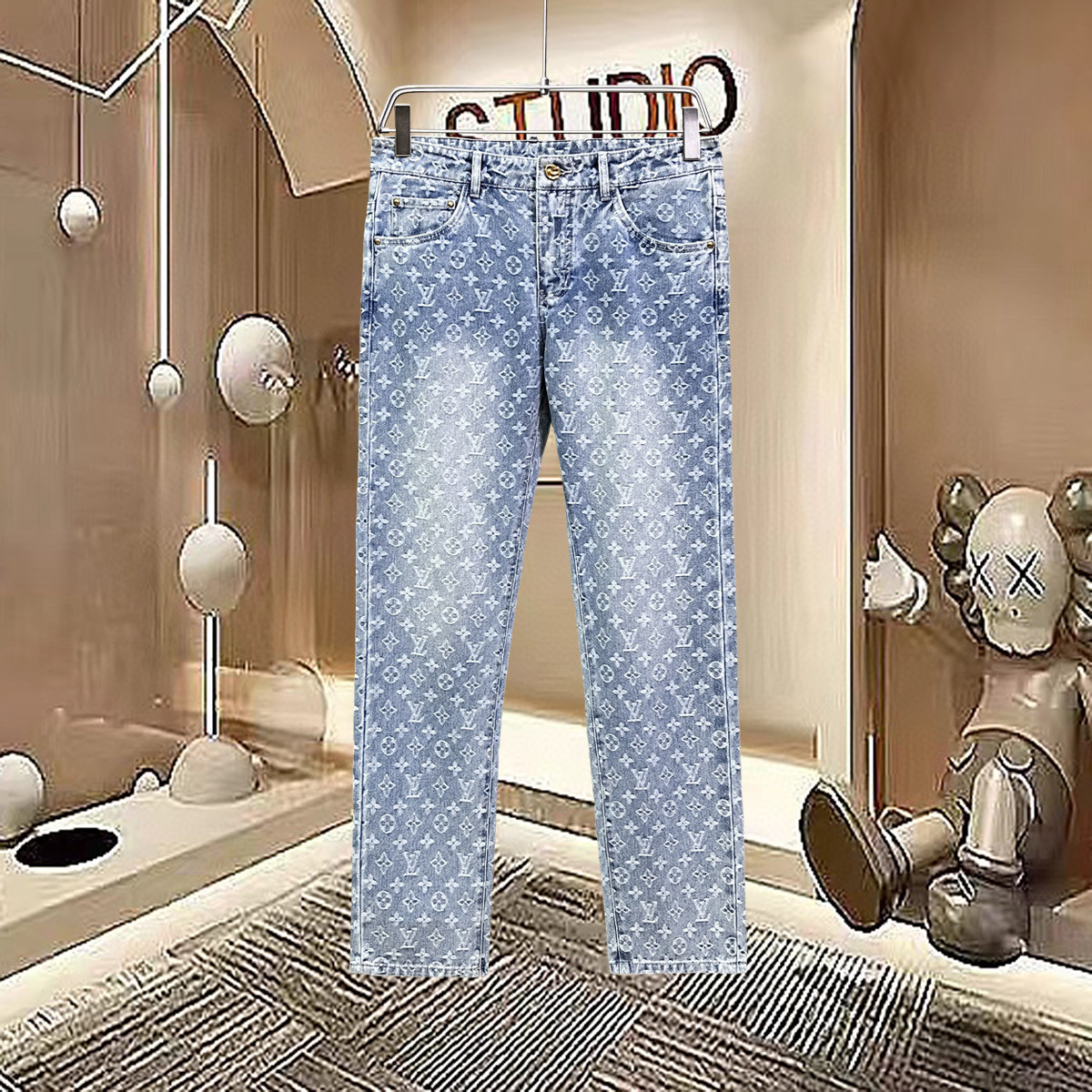 NO:132064,【LV】Simple and fashionable. The spring and summer jeans are very comfortable to wear, low-key and luxurious. They are very classy when worn. There is no need to say much about the style and cutting of the pants. The upper body is exquisite and vivid. The truly first-class quality is the true palace-grade casual pants, which are made of Turkish cotton, produce the most famous tannin cloth. The quality is excellent, and the pants are soft after heavy washing!  Straight-footed style, not picky, the upper body is absolutely stylish, the waist is inlaid with silver jewelry, extremely luxurious. 29-38.,,louis vuitton,jeans,alexander wang19860909【 LV】简约时尚 春夏牛仔裤身穿着非常舒适 低调不失奢华 穿出去非常有档次,裤型款式和裁剪亦无需多言 上身精致跃然.真正一等一顶级质料 真正殿堂级的休闲裤,选用土耳其的棉花 生产出最有名的单宁布 品质卓然,经过重水洗使得裤子很柔软！直脚的版型 不挑人 上身绝对的有型 裤腰镶嵌银饰达人设计 极度奢华.29-38.,,louis vuitton,jeans,alexander wang,Men's clothing