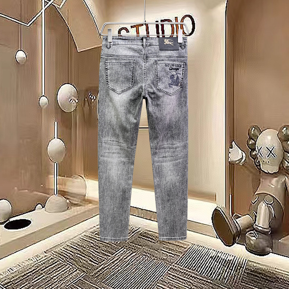 NO:132066,[Burberry] Simple and fashionable. The spring and summer jeans are very comfortable to wear, low-key and luxurious. They are very classy when worn. There is no need to say much about the style and cutting of the pants. The upper body is exquisite and vivid. The truly first-class and top-quality material. The real palace-grade casual pants are made of Turkish cotton and produce the most famous tannin cloth. The quality is excellent, and the pants are soft after heavy washing!  Straight-footed style, not picky, the upper body is absolutely stylish, the waist is inlaid with silver jewelry, extremely luxurious. 29-38., burberry, jeans, alexander wang19860909【 巴宝莉】简约时尚 春夏牛仔裤身穿着非常舒适 低调不失奢华 穿出去非常有档次,裤型款式和裁剪亦无需多言 上身精致跃然.真正一等一顶级质料 真正殿堂级的休闲裤,选用土耳其的棉花 生产出最有名的单宁布 品质卓然,经过重水洗使得裤子很柔软！直脚的版型 不挑人 上身绝对的有型 裤腰镶嵌银饰达人设计 极度奢华.29-38.,,burberry,jeans,alexander wang,Men's clothing