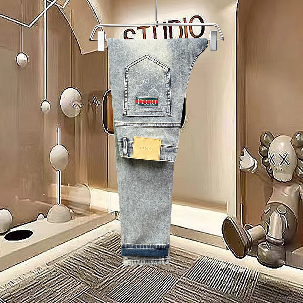 NO:132068,[Gucci] Simple and fashionable. The spring and summer jeans are very comfortable to wear, low-key and luxurious. They are very classy when worn. There is no need to say much about the style and cutting of the pants. The upper body is exquisite and vivid. The truly first-class quality is the real-class casual pants, which are made of Turkish cotton, produce the most famous tannin cloth. The quality is excellent, and the pants are soft after heavy washing!  Straight-footed style, not picky, the upper body is absolutely stylish, the waist is inlaid with silver jewelry, extremely luxurious. 29-38.,,gucci,jeans,alexander wang19860909【 古驰】简约时尚 春夏牛仔裤身穿着非常舒适 低调不失奢华 穿出去非常有档次,裤型款式和裁剪亦无需多言 上身精致跃然.真正一等一顶级质料 真正殿堂级的休闲裤,选用土耳其的棉花 生产出最有名的单宁布 品质卓然,经过重水洗使得裤子很柔软！直脚的版型 不挑人 上身绝对的有型 裤腰镶嵌银饰达人设计 极度奢华.29-38.,,gucci,jeans,alexander wang,Men's clothing