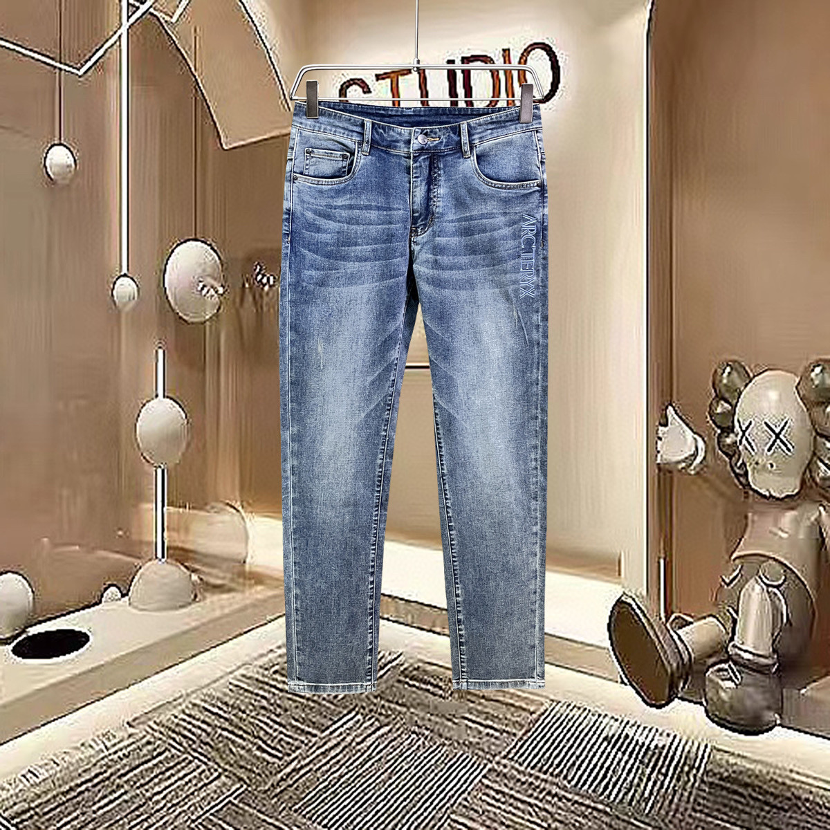 NO:132070,[Archaew Bird] Simple and fashionable. The spring and summer jeans are very comfortable to wear, low-key and luxurious. They are very classy when worn. There is no need to say much about the style and cutting of the pants. The upper body is exquisite and vivid. The truly first-class quality is the real-class casual pants, which are made of Turkish cotton, produce the most famous tannin cloth. The quality is excellent, and the pants are soft after heavy washing!  Straight-footed style, not picky, the upper body is absolutely stylish, the waist is inlaid with silver jewelry, extremely luxurious. 29-38.,arc'teryx,jeans,alexander wang19860909【 始祖鸟】简约时尚 春夏牛仔裤身穿着非常舒适 低调不失奢华 穿出去非常有档次,裤型款式和裁剪亦无需多言 上身精致跃然.真正一等一顶级质料 真正殿堂级的休闲裤,选用土耳其的棉花 生产出最有名的单宁布 品质卓然,经过重水洗使得裤子很柔软！直脚的版型 不挑人 上身绝对的有型 裤腰镶嵌银饰达人设计 极度奢华.29-38.,arc'teryx,jeans,alexander wang,Men's clothing