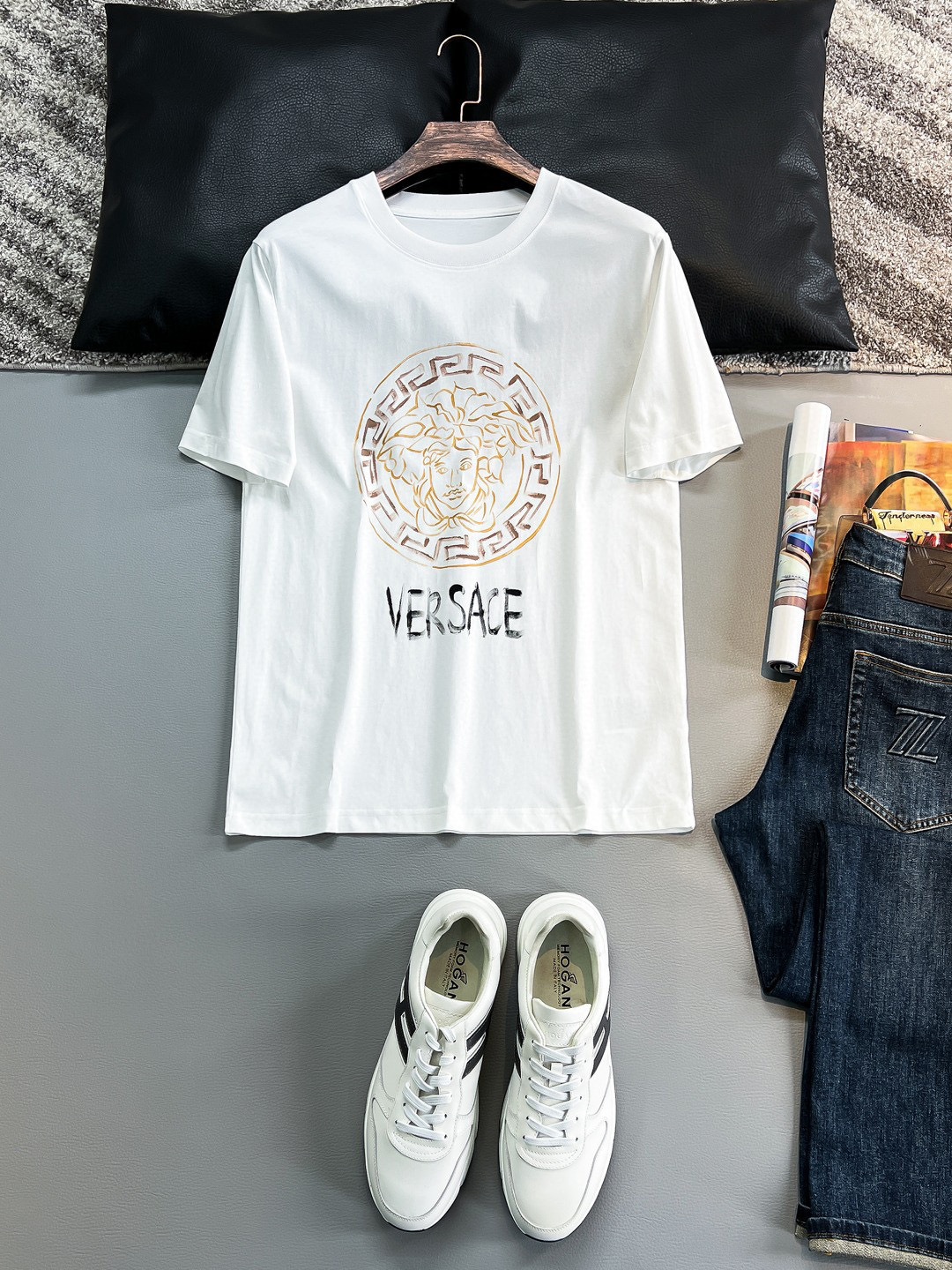 NO:132053,.Versey 25-year spring and summer new round neck short-sleeved products. Trading company channel goods, heavyweight luxury top-notch products, spring and summer new products, craftsmanship is made of pure hand-painted and hand-painted. Each piece is pure hand-painted. The main display style of the counter window is, with limited edition and best treasured cow goods worldwide, pure blood quality, out-of-print rare beauty, and cherish it when you meet it!  The finale of the year T-shirt, as a classic ace product of VS, this season still continues the highly recognizable Medusa avatar elements, which are outlined by beautiful colors. They have a strong three-dimensional sense, invincible visual stunning luxury, extremely high craftsmanship, and very important craftsmanship!  Excellent skin-friendly, extremely perfect details, impeccable, excellent upper body effect, very eye-catching, unquestionable, the return rate is unquestionable, the excellent item in the closet to improve vision, is very handsome whether it is fitted inside or worn alone!  Same model for men and women. S-2XL, versace, T-shirt,tees, t-shirt,alexander wang19860909.范思哲 25年春夏新品圆领短袖.贸易公司渠道货,重磅级奢华尖货,春夏新品,工艺采用纯手工手绘绘制完成.每一件都是纯手工绘画.专柜橱窗主打展示款,全球限量极品珍藏牛货,纯正血统品质,绝版稀罕尤物,且遇且珍惜！ 年度压轴级的一款T恤,作为VS家的经典王牌产品,这一季仍然延续了极富辨识度的Medusa美杜莎头像元素,由绝美的彩色整体勾勒而成,立体感极强,视觉无敌震撼奢华,工艺水准极高,非常重工匠心！ 亲肤性绝佳,细节极致完美,无可挑剔,上身效果非常出色,非常招眼吸睛,回头率毋庸置疑,衣橱里改良视觉的绝佳单品,无论内搭还是单穿都爆帅十足！ 男女同款.码数S-2XL,,versace,T-shirt,tees，t-shirt,alexander wang,Men's clothing