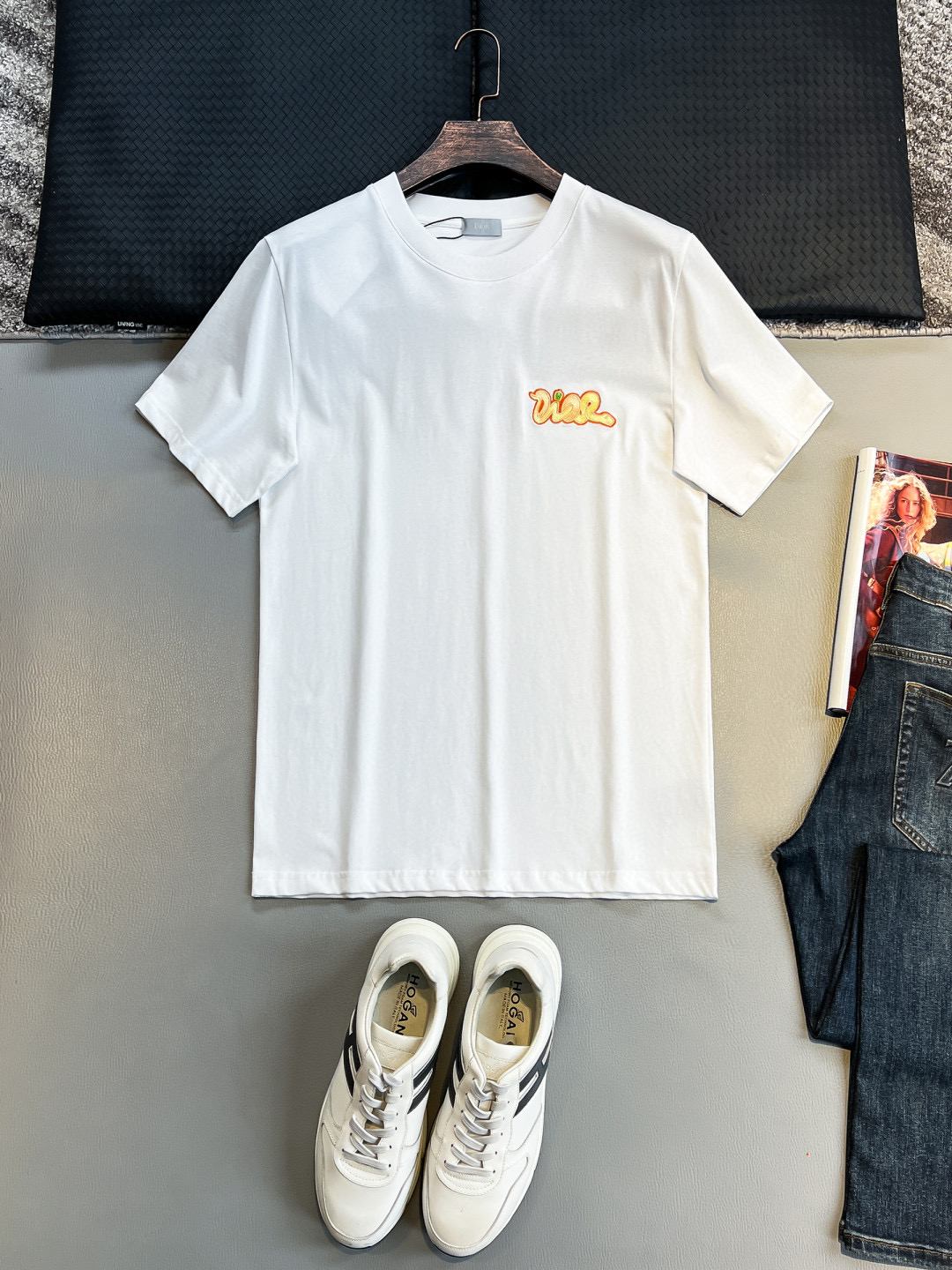 NO:132057,.DIOR 25SS summer new round neck short-sleeved T-shirt!  280 grams of heavy high-end pure cotton fabric, the texture is perfect!  Slim-fitting and tailoring design is clean and neat!  Fashionable and beautiful!  The wiring is very exquisite!  Excellent style effect!  And it has super breathable performance!  Easy to control at any age, a must-have item in men's wardrobe. Color Black and White S-2XL, dior, dior, T-shirt, tees, t-shirt, alexander wang19860909.DIOR 迪奥 25SS夏季新款圆领短袖T恤！280克重磅高端纯棉面料,手感质感都极完美！修身裁剪设计干净利落！时尚又好看！走线做工非常精致！版型效果超赞！而且透气性能超强！任何年龄阶段都可轻松驾驭,男士衣橱里必备的单品. 颜色 黑白 码数S-2XL,,dior,dior,T-shirt,tees，t-shirt,alexander wang,Men's clothing