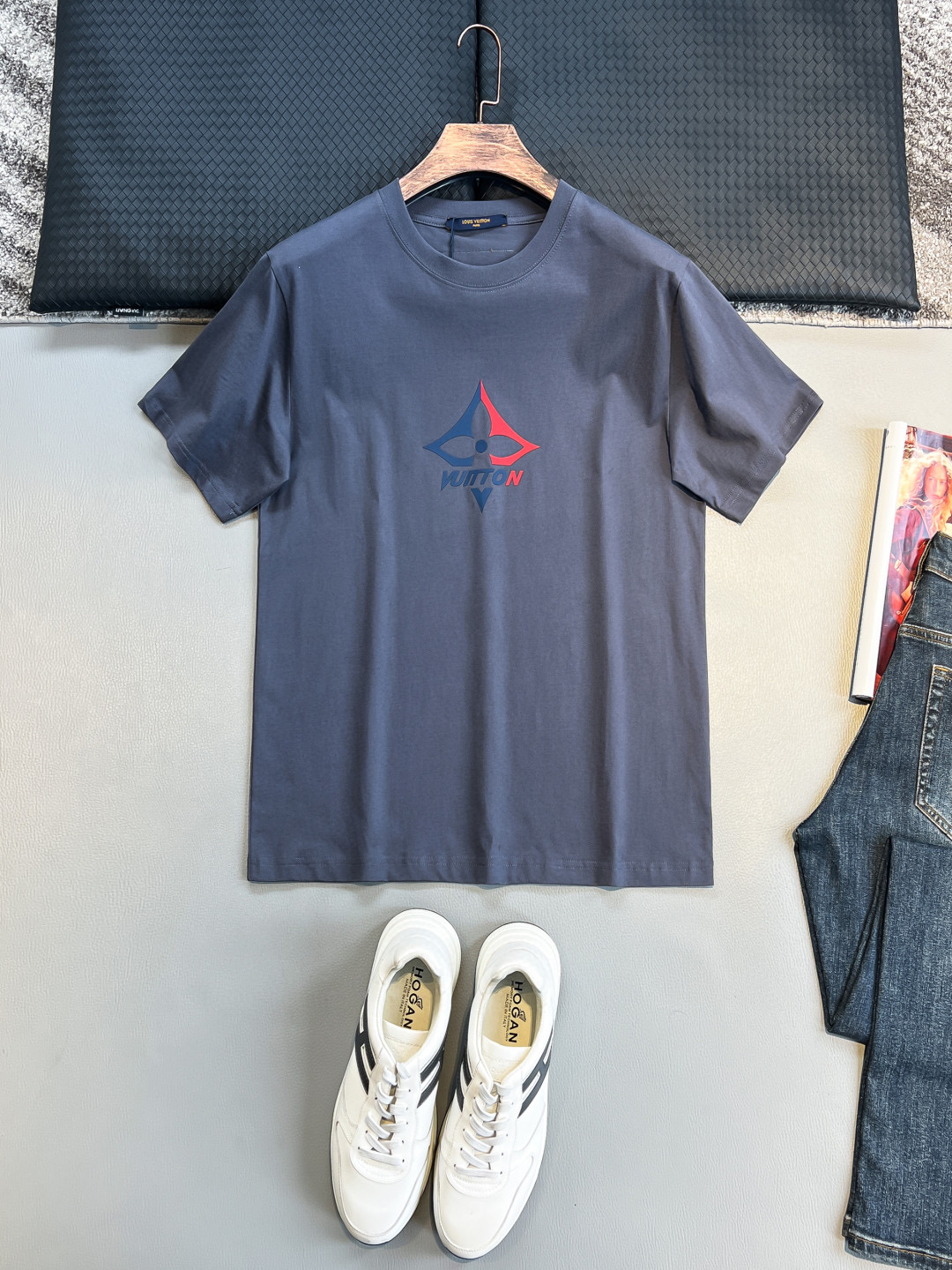 NO:132059,.LV 25SS spring and summer new jersey cotton base round neck short Tee, fashionable blue and white four-leaf clover offset printing pattern casual pullover short-sleeved T-shirt!  Trading companies have sparse channels and are on sale on the leading official website!  V Home's new T-shirt has become a shining pearl in the fashion industry with its excellent fabrics, unique designs and exquisite craftsmanship!  This T-shirt is made of custom-made jersey cotton, which not only feels soft and comfortable, but also performs excellently in breathability and hygroscopicity, ensuring that the wearer can enjoy refreshing and freedom even in the hot summer!  The front blue and white four-leaf clover pattern is decorated with high-end hot-pressing and offset printing technology. The texture is high-end and stylish, very fashionable and eye-catching!  The mirrored flip label decoration on the back collar is a symbol of identity and status!  The casual and loose round neck style can well modify the body. Whether it is matched with jeans or casual pants, you can easily control various occasions and show your unique fashion charm!  Black/Gray/White, Three Colors In!  Size S-XXL S S shoulder width 45cm-bust 102cm-length 66cm M S shoulder width 46cm-bust 106cm-length 68cm L S shoulder width 47cm-bust 110cm-length 70cm XL S shoulder width 48cm-bust 114cm-length 72cm XXL S shoulder width 50cm-bust 118cm-length 74cm Size recommendation (standard version) Height 174-140 catties, try on M size appropriate!  A boy can choose S code within 130 catties, a M code for 130-143 catties, a L code for 143-156 catties, a XL code for 156-170 catties, and a XXL code for 170-185 catties!  All girls can choose S code!  ,,louis vuitton,jeans,T-shirt,tees,t-shirt,alexander wang19860909.LV 25SS春夏新款平纹针织棉布基础圆领短Tee,男女同款时尚蓝白色四叶草胶印图案休闲套头短袖T恤衫！贸易公司渠道稀出,领先官网发售！V家新款T恤以其卓越的面料、独特的设计以及精湛的工艺,成为了时尚界的一颗璀璨明珠！ 这款T恤衫采用客供定制平纹针织棉布,不仅触感柔软舒适,更在透气性与吸湿性上表现出色,确保了穿着者即使在炎炎夏日也能享受到清爽与自在！正面蓝白色四叶草图案装饰,采用高端热压胶印技术打造,质感高级有型,非常时髦吸睛！后领处镜像翻转标签装饰,更是身份与地位的象征！休闲宽松的圆领版型,能够很好地修饰身形,无论是搭配牛仔裤还是休闲裤,都能轻松驾驭各种场合,展现出独特的时尚魅力！黑色/灰色/白色,三色入！尺码S-XXL S码肩宽45cm-胸围102cm-衣长66cm M码肩宽46cm-胸围106cm-衣长68cm L码肩宽47cm-胸围110cm-衣长70cm XL码肩宽48cm-胸围114cm-衣长72cm XXL码肩宽50cm-胸围118cm-衣长74cm 尺码推荐（标准版型） 身高174-140斤,试穿M码合适！ 男生体重130斤以内选择S码,130-143斤选择M码,143-156斤选择L码,156-170斤选择XL码,170-185斤选择XXL码！ 女生全部选择S码即可！,,louis vuitton,jeans,T-shirt,tees，t-shirt,alexander wang,Men's clothing