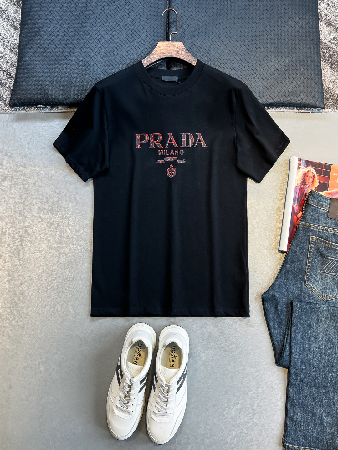 NO:132061,.Prada 25SS spring and summer new jersey cotton round neck short Tee, men and women same red and white three-dimensional offset logo casual pullover short-sleeved T-shirt!  Trading companies have sparse channels and are on sale on the leading official website!  P Family’s brand new popular short Tee is dedicated, with a fashionable and avant-garde design, and it is very handsome in one wear and inner wear!  This T-shirt is made of customized imported jersey cotton, with excellent texture and comfort. The clothes are spliced ​​with ribbed round neck splicing design in the same cylinder, which is durable and not easy to deform, ensuring the comfort of wearing for a long time!  The front red and white two-color letter logo offset logo is created using high-temperature hot pressing technology. The font is clear and stylish, and combined with the two-color effect, it presents an unprecedented visual impact!  Basic straight-tube style cutting is not limited by body shape, and can be controlled by both men and women!  Black/white, two colors into it!  Size S-XXL S S shoulder width 45cm-bust 102cm-length 68cm M S shoulder width 46cm-bust 106cm-length 70cm L S shoulder width 47cm-bust 110cm-length 72cm XL S shoulder width 48cm-bust 114cm-length 74cm XXL S shoulder width 50cm-bust 118cm-length 76cm Size recommended (standard version) Height 174-140 catties, try on M size appropriately!  A boy can choose S code within 130 catties, a M code for 130-143 catties, a L code for 143-156 catties, a XL code for 156-170 catties, and a XXL code for 170-185 catties!  All girls can choose S code!  ,,prada,T-shirt,tees,t-shirt,alexander wang19860909.普拉达 25SS春夏新款平纹针织棉布圆领短Tee,男女同款红白色立体胶印标识休闲套头短袖T恤衫！贸易公司渠道稀出,领先官网发售！P家全新热门短Tee奉献,时尚前卫的设计,单穿内搭都帅气十足！ 这款T恤采用了客供定制进口平纹针织棉布,面料质感与舒适度都极佳,衣服采用同缸色染罗纹圆领拼接设计,经久耐穿且不易变形,保证了长时间穿着的舒适感！前幅红白双色字母标识胶印Logo,采用高温热压技术打造,字体清晰有型,结合双色效果呈现前所未有的视觉冲击力！基础直筒版型裁剪,不受体型的限制,男女均可驾驭！黑色/白色,两色入！尺码S-XXL S码肩宽45cm-胸围102cm-衣长68cm M码肩宽46cm-胸围106cm-衣长70cm L码肩宽47cm-胸围110cm-衣长72cm XL码肩宽48cm-胸围114cm-衣长74cm XXL码肩宽50cm-胸围118cm-衣长76cm 尺码推荐（标准版型） 身高174-140斤,试穿M码合适！ 男生体重130斤以内选择S码,130-143斤选择M码,143-156斤选择L码,156-170斤选择XL码,170-185斤选择XXL码！ 女生全部选择S码即可！,,prada,T-shirt,tees，t-shirt,alexander wang,Men's clothing