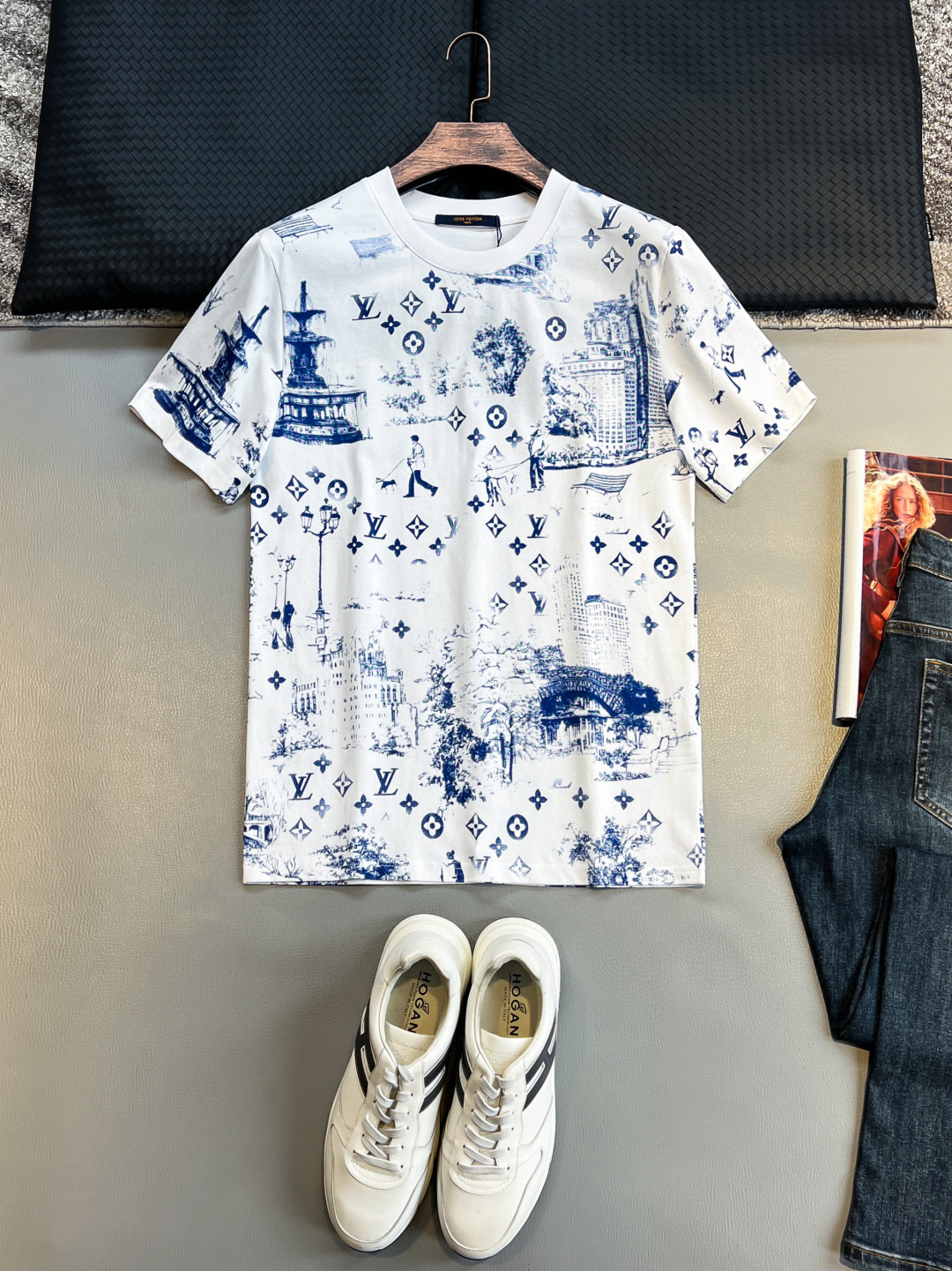 NO:132063,.LV 25SS spring and summer new jersey cotton round neck short Tee, men and women same ink and wash city pattern printed casual short-sleeved T-shirt!  Trading companies have sparse channels and are released on the official website at the same time!  A exquisite item that combines fashion and art. When worn, it seems to wear the style and story of the entire city!  Its fabric is customized jersey cotton. This fabric not only has soft and comfortable touch, excellent breathability, but also looks unique due to customization, ensuring the excellence and dignity of the wear experience!  The design of the clothes is the highlight of the entire T-shirt. The whole body is decorated with delicate urban architectural patterns. These buildings are arranged in an orderly manner and the lines are smooth, as if a carefully drawn urban style painting is spread on your chest!  What is particularly special is that these patterns are not simply piled up in color, but are presented with blue ink printing!  The elegant blue, like the sky in the morning light or the deep sea at night, is both mysterious and deep, and forms a sharp contrast with the city's steel and concrete, adding a bit of poetry and romance!  The style is simple and elegant, and it is not picky about the figure. It can be easily controlled whether it is daily casual or fashionable!  Black/white, two colors into it!  Size S-XXL S S shoulder width 45cm-bust 102cm-length 68cm M S shoulder width 46cm-bust 106cm-length 70cm L S shoulder width 47cm-bust 110cm-length 72cm XL S shoulder width 48cm-bust 114cm-length 74cm XXL S shoulder width 50cm-bust 118cm-length 76cm Size recommended (standard version) Height 174-140 catties, try on M size appropriately!  A boy can choose S code within 130 catties, a M code for 130-143 catties, a L code for 143-156 catties, a XL code for 156-170 catties, and a XXL code for 170-185 catties!  All girls can choose S code!  ,,louis vuitton,T-shirt,tees,t-shirt,alexander wang19860909.LV 25SS春夏新款平纹针织棉布圆领短Tee,男女同款水墨城市图案印花休闲短袖T恤衫！贸易公司渠道稀出,同步官网发售！一款集时尚与艺术于一身的精致单品,穿上它仿佛将整座城市的风情与故事都穿在了身上！ 其面料客供定制的平纹针织棉布,这种面料不仅触感柔软舒适,透气性极佳,更因定制而显得独一无二,确保了穿着体验的卓越与尊贵！衣身的设计是整件T恤的亮点所在,通体以细腻的城市建筑图案作为装饰,这些建筑错落有致,线条流畅,仿佛一幅精心绘制的都市风情画卷铺展在胸前！尤为特别的是这些图案并非简单的色彩堆砌,而是采用了蓝色水墨印花效果来呈现！那淡雅的蓝色,如同晨曦中的天空或是夜晚的深海,既神秘又深邃,与城市的钢筋水泥形成鲜明对比,增添了几分诗意与浪漫！版型简洁大方,不挑身材,无论是日常休闲还是时尚搭配都能轻松驾驭！黑色/白色,两色入！尺码S-XXL S码肩宽45cm-胸围102cm-衣长68cm M码肩宽46cm-胸围106cm-衣长70cm L码肩宽47cm-胸围110cm-衣长72cm XL码肩宽48cm-胸围114cm-衣长74cm XXL码肩宽50cm-胸围118cm-衣长76cm 尺码推荐（标准版型） 身高174-140斤,试穿M码合适！ 男生体重130斤以内选择S码,130-143斤选择M码,143-156斤选择L码,156-170斤选择XL码,170-185斤选择XXL码！ 女生全部选择S码即可！,,louis vuitton,T-shirt,tees，t-shirt,alexander wang,Men's clothing