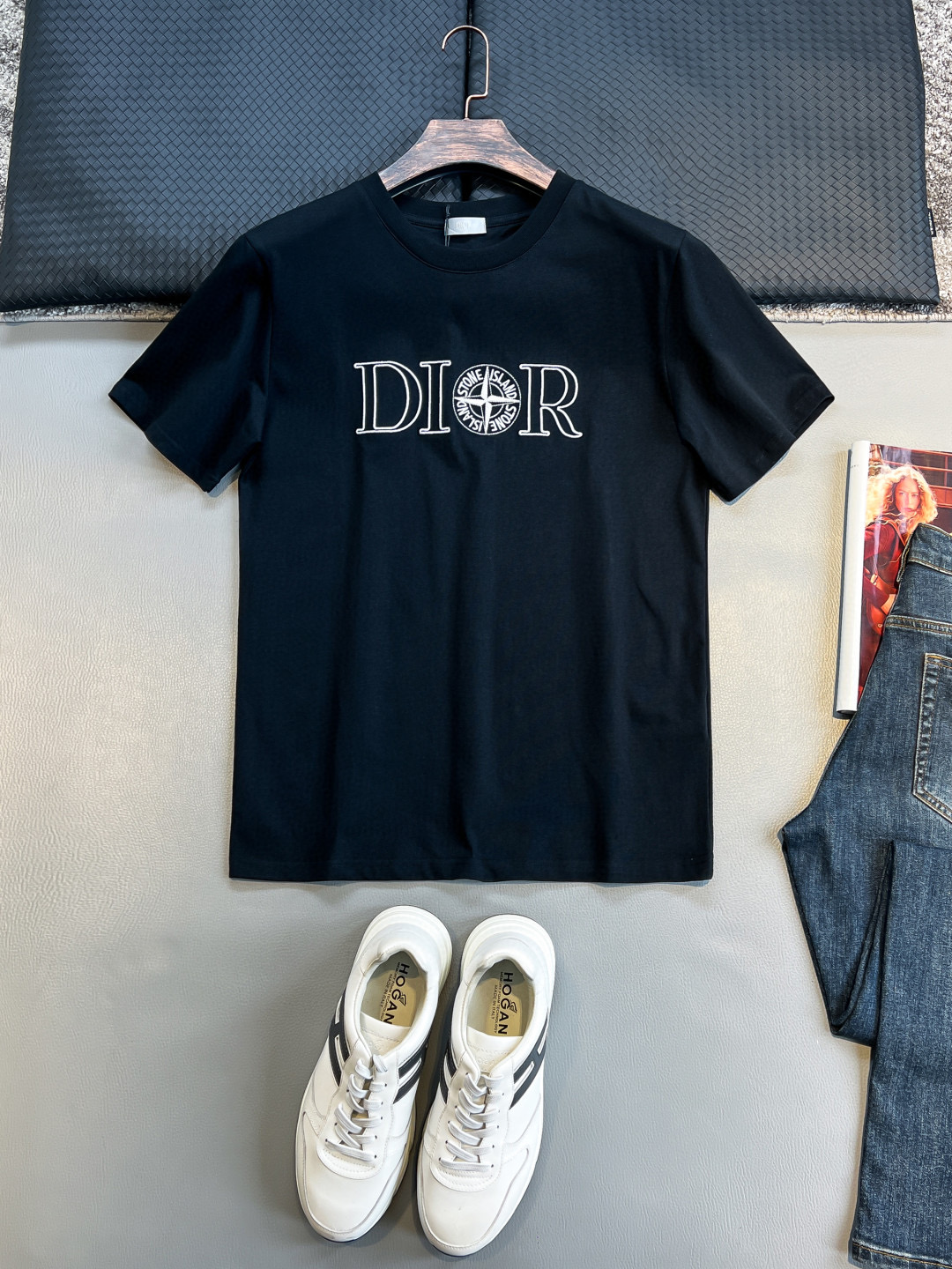 NO:132065,.25SS Spring and Summer latest co-branded knitted cotton round neck short Tee, the same fashion compass logo for men and women, the same fashion embroidered casual pullover short-sleeved T-shirt!  Trading companies have sparse channels and are on sale on the leading official website!  D-home’s new co-branded T-shirt is undoubtedly a fashionable item that combines fashion, quality and comfort!  It can not only satisfy your pursuit of fashion, but also make you stand out from the crowd and show your unique charm and taste!  This T-shirt is made of imported jersey cotton for customers, which is close to the body, comfortable and skin-friendly, and has good breathability and sweat resistance!  The front is decorated with a co-branded compass pattern logo. This unique design element cleverly combines classic and modernity, showing a unique fashion charm!  Especially the classic stars, like the pearl on the crown, complement the brand logo, not only highlights the brand's dignity and luxury, but also gives the clothes a unique fashionable charm!  The embroidery craftsmanship is exquisite and sophisticated, with clear lines, perfectly outlining the extraordinary identity of the brand!  Basic straight-tube style cutting design, recommended for the same style as men and women!  Black/white, two colors into it!  Size S-XXL S S shoulder width 45cm-bust 102cm-length 68cm M S shoulder width 46cm-bust 106cm-length 70cm L S shoulder width 47cm-bust 110cm-length 72cm XL S shoulder width 48cm-bust 114cm-length 74cm XXL S shoulder width 50cm-bust 118cm-length 76cm Size recommended (standard version) Height 174-140 catties, try on M size appropriately!  A boy can choose S code within 130 catties, a M code for 130-143 catties, a L code for 143-156 catties, a XL code for 156-170 catties, and a XXL code for 170-185 catties!  All girls can choose S code!  ,dior,T-shirt,tees,t-shirt,alexander wang19860909.25SS春夏最新联名款针织棉布圆领短Tee,男女同款时尚罗盘标识联名图案刺绣休闲套头短袖T恤衫！贸易公司渠道稀出,领先官网发售！D家全新联名T恤无疑是一件集时尚、品质、舒适于一身的时尚单品！它不仅能够满足你对时尚的追求,更能让你在人群中脱颖而出,展现出自己的独特魅力和品味！ 这款T恤采用客供进口平纹针织棉布制成,贴身舒适亲肤,具有良好的透气排汗性！前幅饰以联名罗盘图案标识,这一独特的设计元素巧妙地融合了经典与现代,展现出一种独特的时尚魅力！特别是那经典星星,如同王冠上的明珠,与品牌标志相得益彰,既彰显了品牌的尊贵与奢华,又赋予了衣物独特的时尚韵味！刺绣工艺精湛考究,线条清晰,完美勾勒出品牌的不凡身份！基础直筒版型裁剪设计,男女同款推荐！黑色/白色,两色入！尺码S-XXL S码肩宽45cm-胸围102cm-衣长68cm M码肩宽46cm-胸围106cm-衣长70cm L码肩宽47cm-胸围110cm-衣长72cm XL码肩宽48cm-胸围114cm-衣长74cm XXL码肩宽50cm-胸围118cm-衣长76cm 尺码推荐（标准版型） 身高174-140斤,试穿M码合适！ 男生体重130斤以内选择S码,130-143斤选择M码,143-156斤选择L码,156-170斤选择XL码,170-185斤选择XXL码！ 女生全部选择S码即可！,,dior,T-shirt,tees，t-shirt,alexander wang,Men's clothing