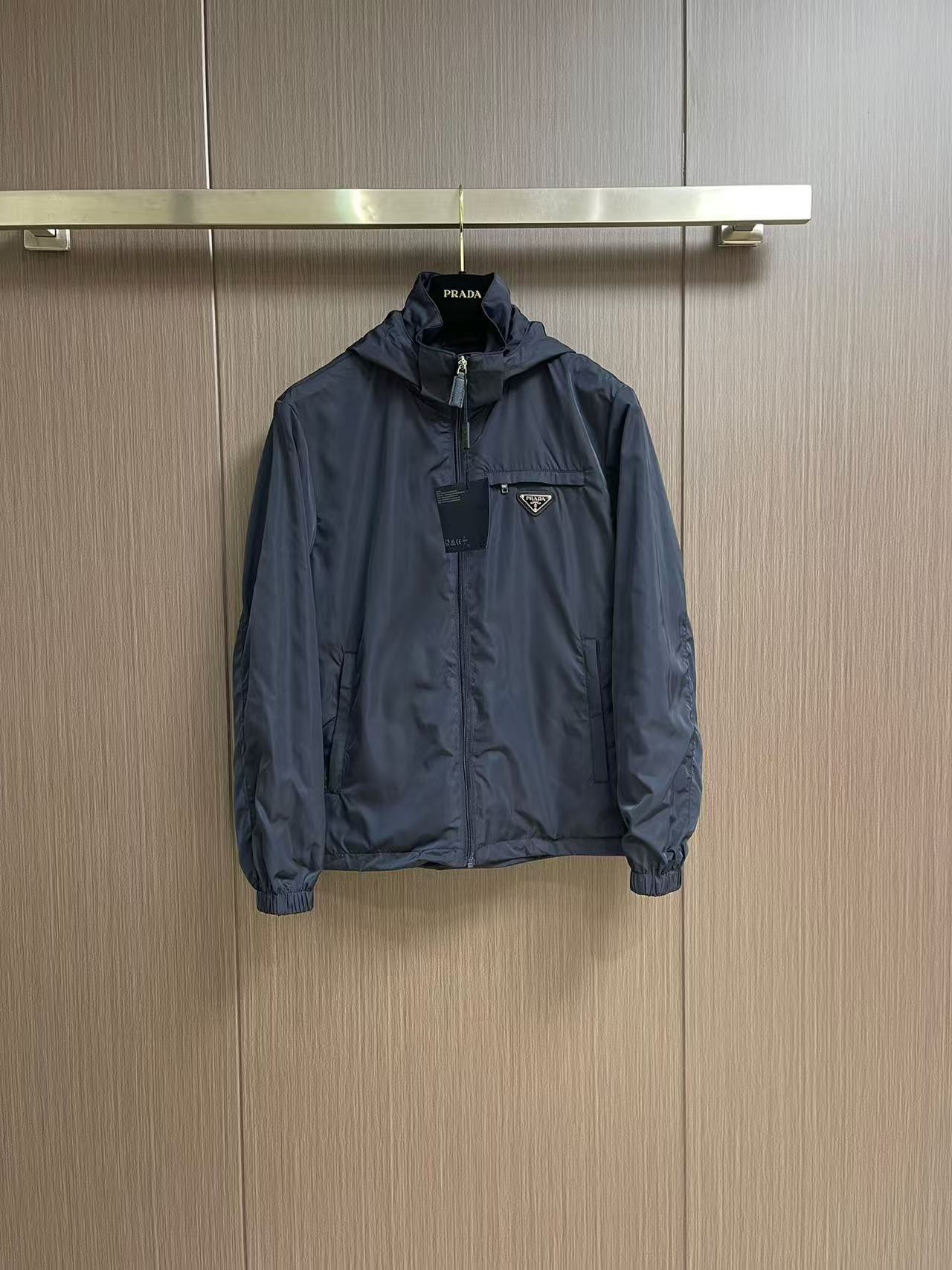 NO:132072,【Prada】Simple spring jacket, windbreaker, jacket noble high-level order, high-standard customization, high-standard customization, very stylish, classic and versatile, customer-supplied hardware, each with a unique logo, any fashion can be matched in winter, a true top order, the style is also very good, slim fit, highly recommended. 175 140 catties wear L, maximum wear about 190 catties. It is recommended to report height and weight code. M-3XL.,,prada, jackets & coats, jackets & coats, alexander wang19860909【 普拉达】春季简约 外套 风衣 夹克贵族高级别要求订单 高标准定制　上身非常有型 经典百搭 客供五金 每颗都有独特logo 冬季任何时装都可以搭配　真正的顶级订单 版型上也是非常的好 修身版型 强烈推荐.175 140斤穿L 最大穿190斤左右 .建 议报身高体重配码 .M-3XL.,,prada,jackets & coats,jackets & coats,alexander wang,Men's clothing