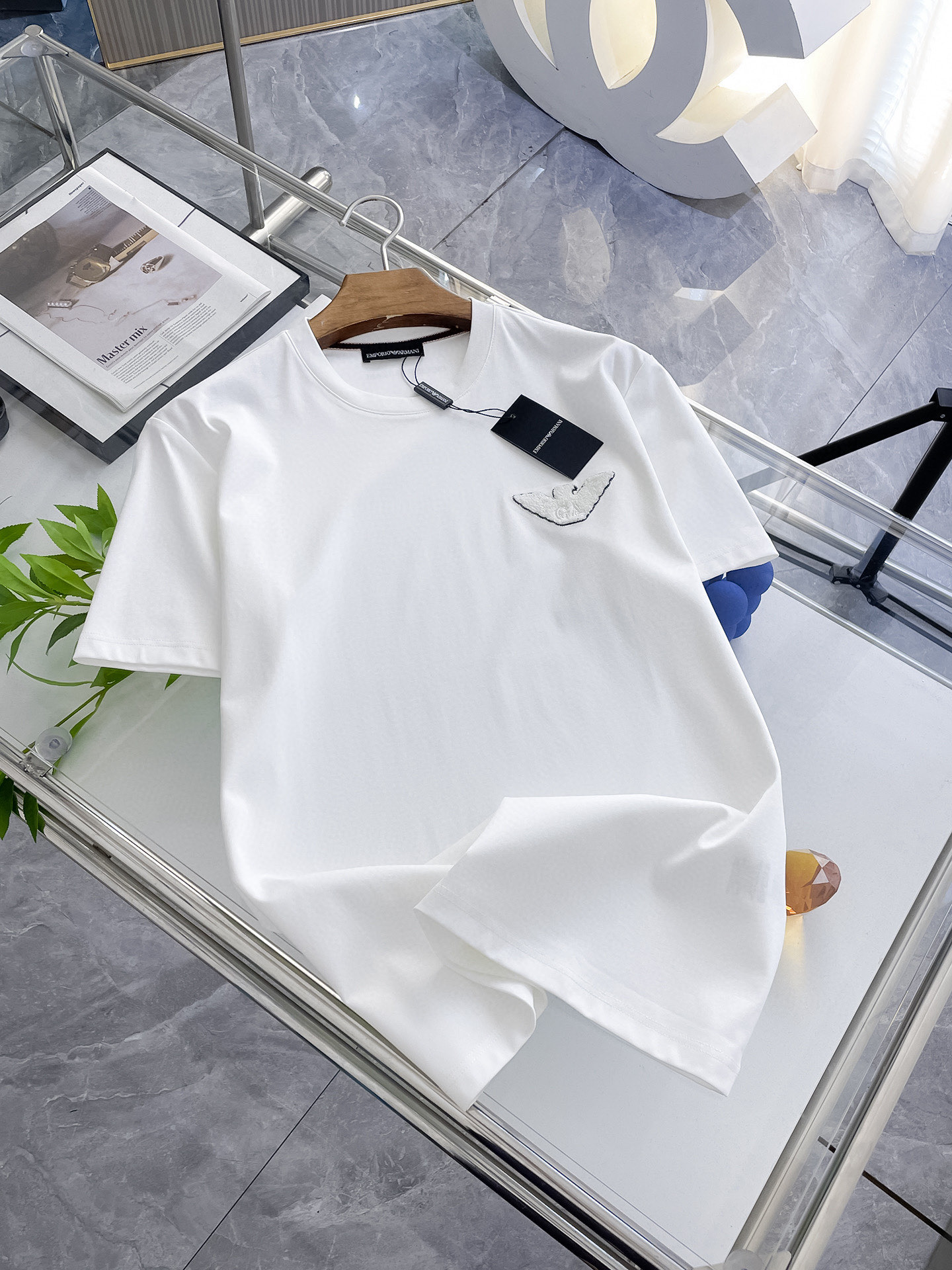 NO:133221,Armani 2025 new original single men's casual base short-sleeved T-shirt!  High-end customization, high-end version, fashionable and versatile, loose version, original imported 420g double-strand pure cotton fabric, threaded cuffs, neckline hem, super soft and delicate, skin-friendly and comfortable to wear, high-end boutique, OEM, fine-made top body, very good, men's essential items, three-standard size M-4xl, maximum size can be worn about 210 catties,,armani, T-shirt,tees, t-shirt,alexander wang19860909阿玛尼 2025新款原单男士休闲打底短袖T恤！高端定制 高版本 时尚百搭爆款宽松版型原版进口420克双股纯棉面料 螺纹袖口.领口衣摆 手感超柔软细腻 穿着亲肤舒适 高端精品 代工厂精细做上身非常赞 男士必备单品 三标齐全 尺码M-4xl 最大码可穿210斤左右,,armani,T-shirt,tees，t-shirt,alexander wang,Men's clothing