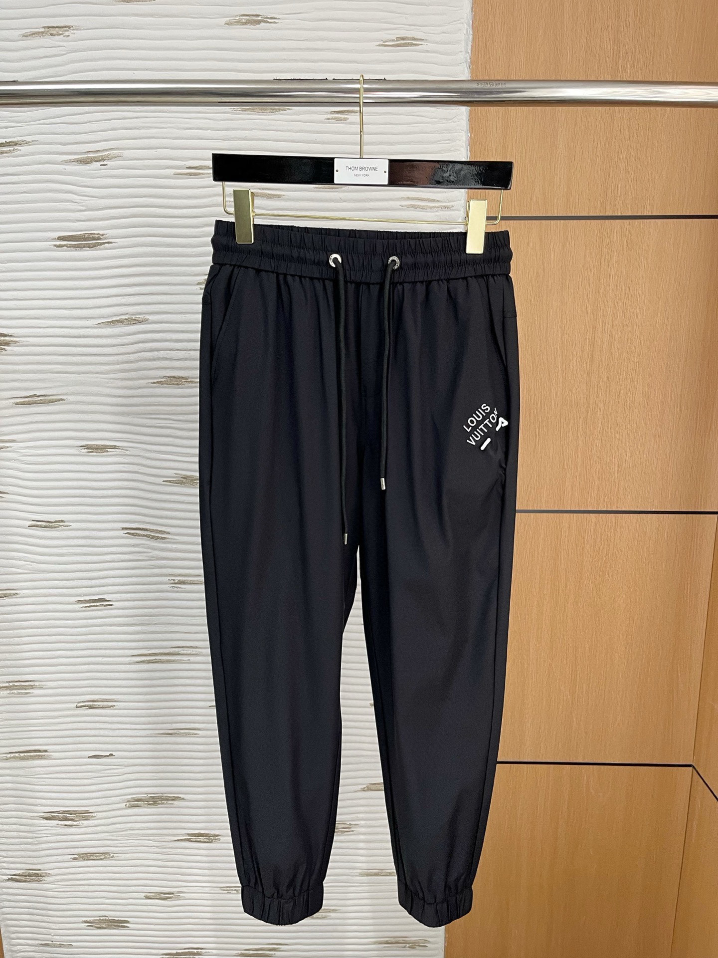 NO:133243,.LV# 2025 Tiansi Nylon four-sided spring and summer casual pants are a new interpretation of aesthetics, interpreting a rich style of style, with a strong sense of detail and design. The classic brand logo is used as a color combination to interpret classic brand fashion, adding luster to the overall shape. Imported fabrics are light and refreshing, soft and comfortable. The inner weaving surface is flat and breathable, simple and unique charm. European trade channels, Italian overseas warehouse straight hair, and overseas boutique limited sales. 25 spring and summer new casual and fashionable trousers, these trousers use the design of big brands to create a fashionable and trendy style, with exquisite details and in place, showing super high quality.  The trousers are decorated with iconic brand logos, highlighting the brand style, creating fashionable and diverse styles. The imported fabric is carefully crafted, soft and comfortable, and skin-friendly and breathable. It is a pair of pants that are comfortable for both home and out. You can go out with a T-shirt Polo~ Color black and white Size: M L XL 2XL 3XL M size waist 74-Hip circumference 98-Pants length 99-Feet mouth 24 L size waist 78-Hip circumference 102-Pants length 99-Feet mouth 25 XL size waist 82-Hip circumference 106-Pants length 100-Feet mouth 26 2XL size waist 86-Hip circumference-110-Pants length 101-Feet mouth 27 3XL size waist 90-Hip circumference 114-Pants length 102-Feet mouth 28,,louis  vuitton,tees,t-shirt,alexander wang19860909.LV# 2025 天丝锦纶四面弹春夏休闲裤子 美学的焕新诠释,演绎浓郁的格调型时尚风范,细节感和设计感强悍.经典品牌标识做为色彩搭配,演绎经典的品牌时尚,为整体造型增光添彩.进口面料,轻薄清爽,柔软舒适.内里织面平整透气性极佳,简洁而富有独特魅力. 欧洲贸易渠道,意大利海外仓直发,海外精品限定销售.25春夏新款休闲时尚长裤,这款长裤采用大牌的设计打造时尚潮流感,细节处理精致到位,展现超高的品质. 裤身上点缀标志性品牌标识,彰显品牌格调,打造时尚多样的造型.进口面料精心打造,柔软舒适,还亲肤透气,是居家和外出都很舒适的一款裤子,随便搭个T恤Polo就可以出门啦~ 颜色黑色 白色 尺码:M L XL 2XL 3XL M码腰围74-臀围98-裤长99-脚口24 L码腰围78-臀围102-裤长99-脚口25 XL码腰围82-臀围106-裤长100-脚口26 2XL码腰围86-臀围-110-裤长101-脚口27 3XL码腰围90-臀围114-裤长102-脚口28,,louis vuitton,tees，t-shirt,alexander wang,Men's clothing