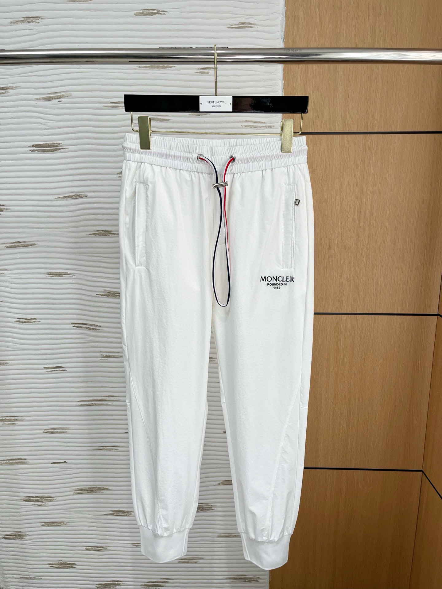 NO:133226,.Moncler# 2025 Tiansi Nylon four-sided spring and summer casual pants. A new interpretation of aesthetics, interprets a rich style of style and style, with a strong sense of detail and design. The classic brand logo is used as a color combination to interpret classic brand fashion, adding luster to the overall shape. Imported fabrics are light and refreshing, soft and comfortable. The inner weaving surface is flat and breathable, simple and unique charm. European trade channels, Italian overseas warehouse straight hair, and overseas boutique limited sales. 25 spring and summer new casual and fashionable trousers, these trousers use the design of big brands to create a fashionable and trendy style, with exquisite details and in place, showing super high quality.  The trousers are decorated with iconic brand logos, highlighting the brand style, creating fashionable and diverse styles. The imported fabric is carefully crafted, soft and comfortable, and skin-friendly and breathable. It is a pair of pants that are comfortable for both home and out. You can go out with a T-shirt Polo~ Color black, white, apricot color Size: M L XL 2XL 3XL M size waist 74-Hip 98-Pants length 99-Feet mouth 24 L size waist 78-Hip 102-Pants length 99-Feet mouth 25 XL size waist 82-Hip 106-Pants length 100-Feet mouth 26 2XL size waist 86-Hip 110-Pants length 101-Feet mouth 27 3XL size waist 90-Hip 114-Pants length 102-Feet mouth 28,,christian  louboutin,tees,t-shirt,alexander wang19860909.Moncler# 2025 天丝锦纶四面弹春夏休闲裤子 美学的焕新诠释,演绎浓郁的格调型时尚风范,细节感和设计感强悍.经典品牌标识做为色彩搭配,演绎经典的品牌时尚,为整体造型增光添彩.进口面料,轻薄清爽,柔软舒适.内里织面平整透气性极佳,简洁而富有独特魅力. 欧洲贸易渠道,意大利海外仓直发,海外精品限定销售.25春夏新款休闲时尚长裤,这款长裤采用大牌的设计打造时尚潮流感,细节处理精致到位,展现超高的品质. 裤身上点缀标志性品牌标识,彰显品牌格调,打造时尚多样的造型.进口面料精心打造,柔软舒适,还亲肤透气,是居家和外出都很舒适的一款裤子,随便搭个T恤Polo就可以出门啦~ 颜色黑色 白色 杏色 尺码:M L XL 2XL 3XL M码腰围74-臀围98-裤长99-脚口24 L码腰围78-臀围102-裤长99-脚口25 XL码腰围82-臀围106-裤长100-脚口26 2XL码腰围86-臀围-110-裤长101-脚口27 3XL码腰围90-臀围114-裤长102-脚口28,,christian louboutin,tees，t-shirt,alexander wang,Men's clothing