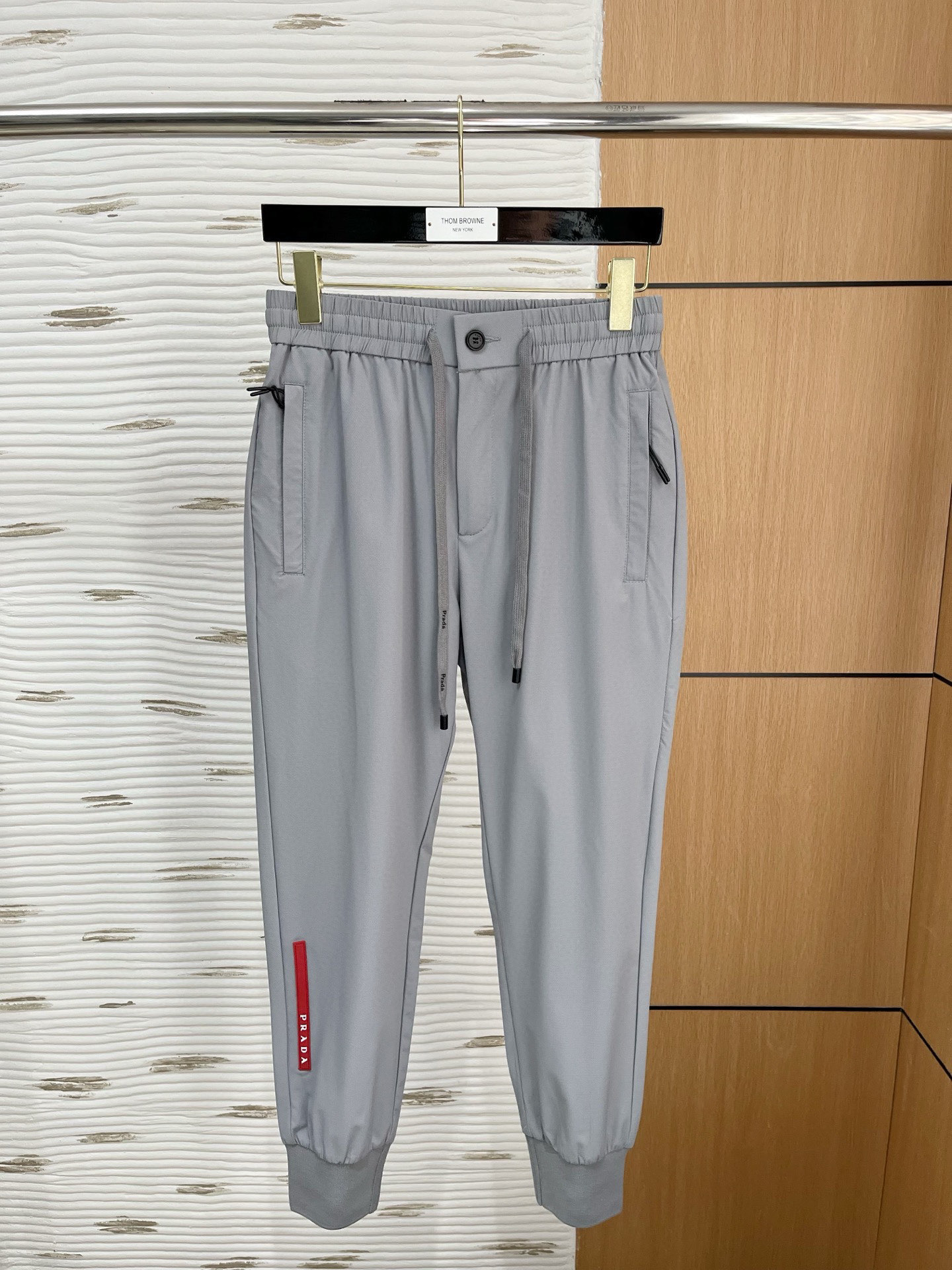 NO:133228,.Prada# 2025 Tiansi Nylon Four-sided Spring and Summer Casual Pants Rejuvenating the aesthetic, interpreting a rich style of style, with a strong sense of detail and design. The classic brand logo is used as a color combination to interpret the classic brand fashion, adding luster to the overall shape. Imported fabrics are light and refreshing, soft and comfortable. The inner woven surface is flat and breathable, simple and unique charm. European trade channels, Italian overseas warehouse straight hair, and overseas boutique limited sales. 25 spring and summer new casual and fashionable trousers, these trousers use the design of big brands to create a fashionable and trendy style, with exquisite details and in place, showing super high quality.  The pants are decorated with an iconic brand logo, highlighting the brand style, creating fashionable and diverse styles. The imported fabric is carefully crafted, soft and comfortable, and skin-friendly and breathable. It is a pair of pants that are comfortable at home and out. You can go out with a T-shirt Polo~ Color black gray Apricot Size: M L XL 2XL 3XL M size waist 74-Hip 98-Pants length 99-Feet mouth 24 L size waist 78-Hip 102-Pants length 99-Feet mouth 25 XL size waist 82-Hip 106-Pants length 100-Feet mouth 26 2XL size waist 86-Hip 110-Pants length 101-Feet mouth 27  3XL size waist 90-hip 114-trouser length 102-foot mouth 28, prada, prada, tees, t-shirt, alexander wang19860909.普拉达 Prada# 2025 天丝锦纶四面弹春夏休闲裤子 美学的焕新诠释,演绎浓郁的格调型时尚风范,细节感和设计感强悍.经典品牌标识做为色彩搭配,演绎经典的品牌时尚,为整体造型增光添彩.进口面料,轻薄清爽,柔软舒适.内里织面平整透气性极佳,简洁而富有独特魅力. 欧洲贸易渠道,意大利海外仓直发,海外精品限定销售.25春夏新款休闲时尚长裤,这款长裤采用大牌的设计打造时尚潮流感,细节处理精致到位,展现超高的品质. 裤身上点缀标志性品牌标识,彰显品牌格调,打造时尚多样的造型.进口面料精心打造,柔软舒适,还亲肤透气,是居家和外出都很舒适的一款裤子,随便搭个T恤Polo就可以出门啦~ 颜色黑色 灰色 杏色 尺码:M L XL 2XL 3XL M码腰围74-臀围98-裤长99-脚口24 L码腰围78-臀围102-裤长99-脚口25 XL码腰围82-臀围106-裤长100-脚口26 2XL码腰围86-臀围-110-裤长101-脚口27 3XL码腰围90-臀围114-裤长102-脚口28,,prada,prada,tees，t-shirt,alexander wang,Men's clothing
