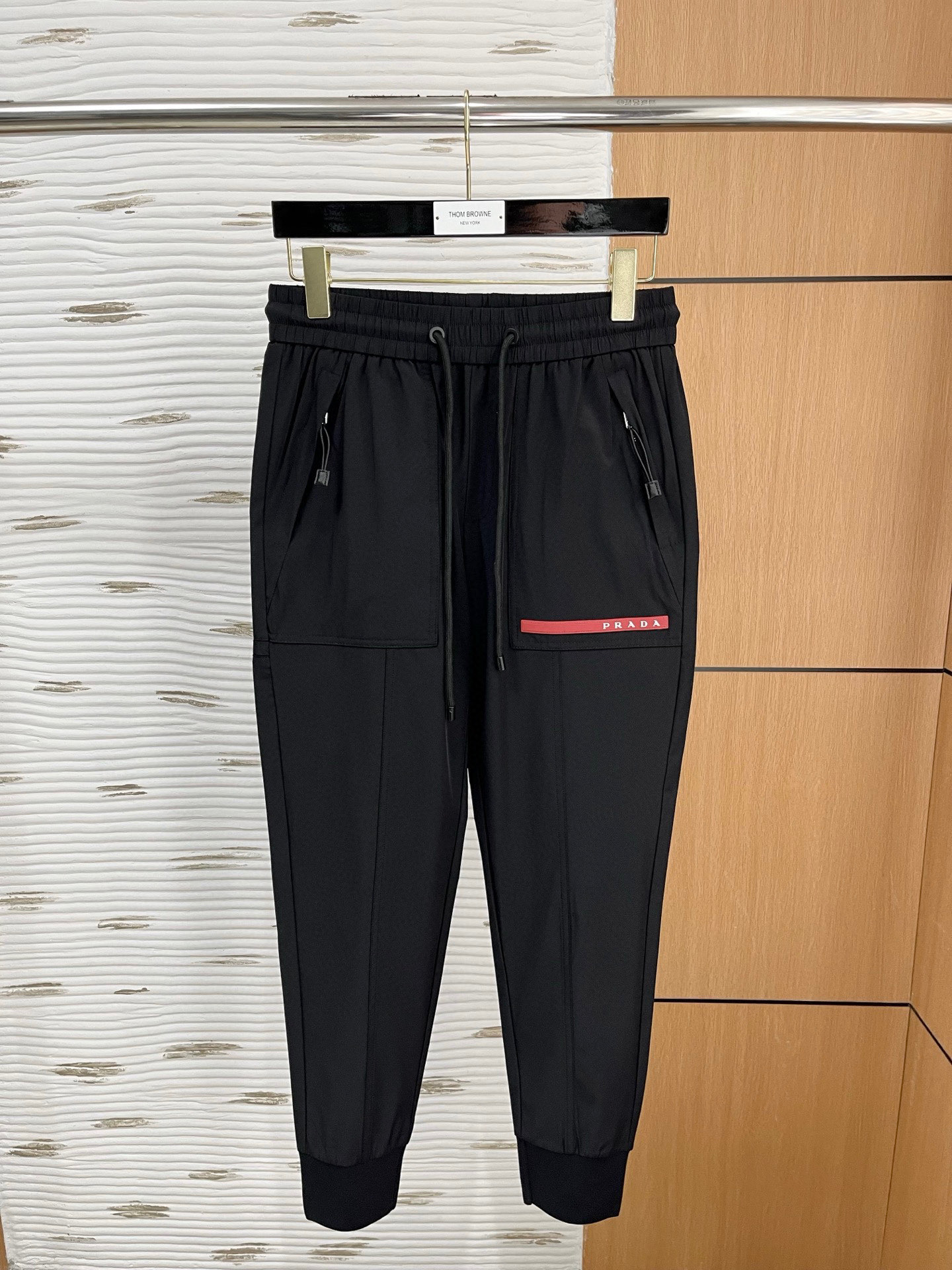 NO:133230,.Prada# 2025 Tiansi Nylon Four-sided Spring and Summer Casual Pants Rejuvenating the aesthetic, interpreting a rich style of style, with a strong sense of detail and design. The classic brand logo is used as a color combination to interpret the classic brand fashion, adding luster to the overall shape. Imported fabrics are light and refreshing, soft and comfortable. The inner woven surface is flat and breathable, simple and unique charm. European trade channels, Italian overseas warehouse straight hair, and overseas boutique limited sales. 25 spring and summer new casual and fashionable trousers, these trousers use the design of big brands to create a fashionable and trendy style, with exquisite details and in place, showing super high quality.  The trousers are decorated with iconic brand logos, highlighting the brand style, creating fashionable and diverse styles. The imported fabric is carefully crafted, soft and comfortable, and skin-friendly and breathable. It is a pair of pants that are comfortable for both home and out. You can go out with a T-shirt Polo~ Color black and white Size: M L XL 2XL 3XL M size waist 74- hip 98- pants length 99- foot mouth 24 L size waist 78- hip 102- pants length 99- foot mouth 25 XL size waist 82- hip 106- pants length 100- foot mouth 26 2XL size waist 86- hip 110- pants length 101- foot mouth 27 3XL size waist 90- hip 114- pants length 102- foot mouth 28,,prada,prada,tees,t-shirt,alexander  wang19860909.普拉达 Prada# 2025 天丝锦纶四面弹春夏休闲裤子 美学的焕新诠释,演绎浓郁的格调型时尚风范,细节感和设计感强悍.经典品牌标识做为色彩搭配,演绎经典的品牌时尚,为整体造型增光添彩.进口面料,轻薄清爽,柔软舒适.内里织面平整透气性极佳,简洁而富有独特魅力. 欧洲贸易渠道,意大利海外仓直发,海外精品限定销售.25春夏新款休闲时尚长裤,这款长裤采用大牌的设计打造时尚潮流感,细节处理精致到位,展现超高的品质. 裤身上点缀标志性品牌标识,彰显品牌格调,打造时尚多样的造型.进口面料精心打造,柔软舒适,还亲肤透气,是居家和外出都很舒适的一款裤子,随便搭个T恤Polo就可以出门啦~ 颜色黑色 白色 尺码:M L XL 2XL 3XL M码腰围74-臀围98-裤长99-脚口24 L码腰围78-臀围102-裤长99-脚口25 XL码腰围82-臀围106-裤长100-脚口26 2XL码腰围86-臀围-110-裤长101-脚口27 3XL码腰围90-臀围114-裤长102-脚口28,,prada,prada,tees，t-shirt,alexander wang,Men's clothing