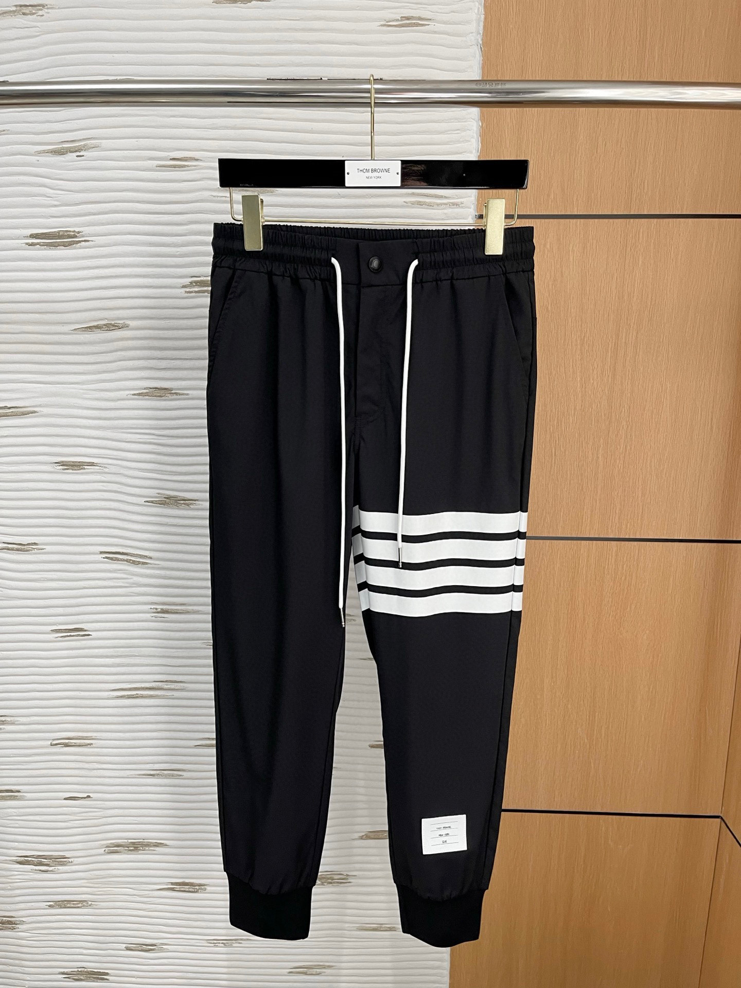 NO:133232,.TB# 2025 Tiansi Nylon four-sided spring and summer casual pants are a new interpretation of aesthetics, interpreting a rich style of style, with a strong sense of detail and design. The classic brand logo is used as a color combination to interpret classic brand fashion, adding luster to the overall shape. Imported fabrics are light and refreshing, soft and comfortable. The inner weaving surface is flat and breathable, simple and unique charm. European trade channels, Italian overseas warehouse straight hair, and overseas boutique limited sales. 25 spring and summer new casual and fashionable trousers, these trousers use the design of big brands to create a fashionable and trendy style, with exquisite details and in place, showing super high quality.  The trousers are decorated with iconic brand logos, highlighting the brand style, creating fashionable and diverse styles. The imported fabric is carefully crafted, soft and comfortable, and skin-friendly and breathable. It is a pair of pants that are comfortable for both home and out. You can go out with a T-shirt Polo~ Color Black Gray Size: M L XL 2XL 3XL M size waist 74-Hip circumference 98-Pants length 99-Feet mouth 24 L size waist 78-Hip circumference 102-Pants length 99-Feet mouth 25 XL size waist 82-Hip circumference 106-Pants length 100-Feet mouth 26 2XL size waist 86-Hip circumference-110-Pants length 101-Feet mouth 27 3XL size waist 90-Hip circumference 114-Pants length 102-Pants mouth 28,,tees,t-shirt,alexander wang19860909.TB# 2025 天丝锦纶四面弹春夏休闲裤子 美学的焕新诠释,演绎浓郁的格调型时尚风范,细节感和设计感强悍.经典品牌标识做为色彩搭配,演绎经典的品牌时尚,为整体造型增光添彩.进口面料,轻薄清爽,柔软舒适.内里织面平整透气性极佳,简洁而富有独特魅力. 欧洲贸易渠道,意大利海外仓直发,海外精品限定销售.25春夏新款休闲时尚长裤,这款长裤采用大牌的设计打造时尚潮流感,细节处理精致到位,展现超高的品质. 裤身上点缀标志性品牌标识,彰显品牌格调,打造时尚多样的造型.进口面料精心打造,柔软舒适,还亲肤透气,是居家和外出都很舒适的一款裤子,随便搭个T恤Polo就可以出门啦~ 颜色黑色 灰色 尺码:M L XL 2XL 3XL M码腰围74-臀围98-裤长99-脚口24 L码腰围78-臀围102-裤长99-脚口25 XL码腰围82-臀围106-裤长100-脚口26 2XL码腰围86-臀围-110-裤长101-脚口27 3XL码腰围90-臀围114-裤长102-脚口28,,tees，t-shirt,alexander wang,Men's clothing