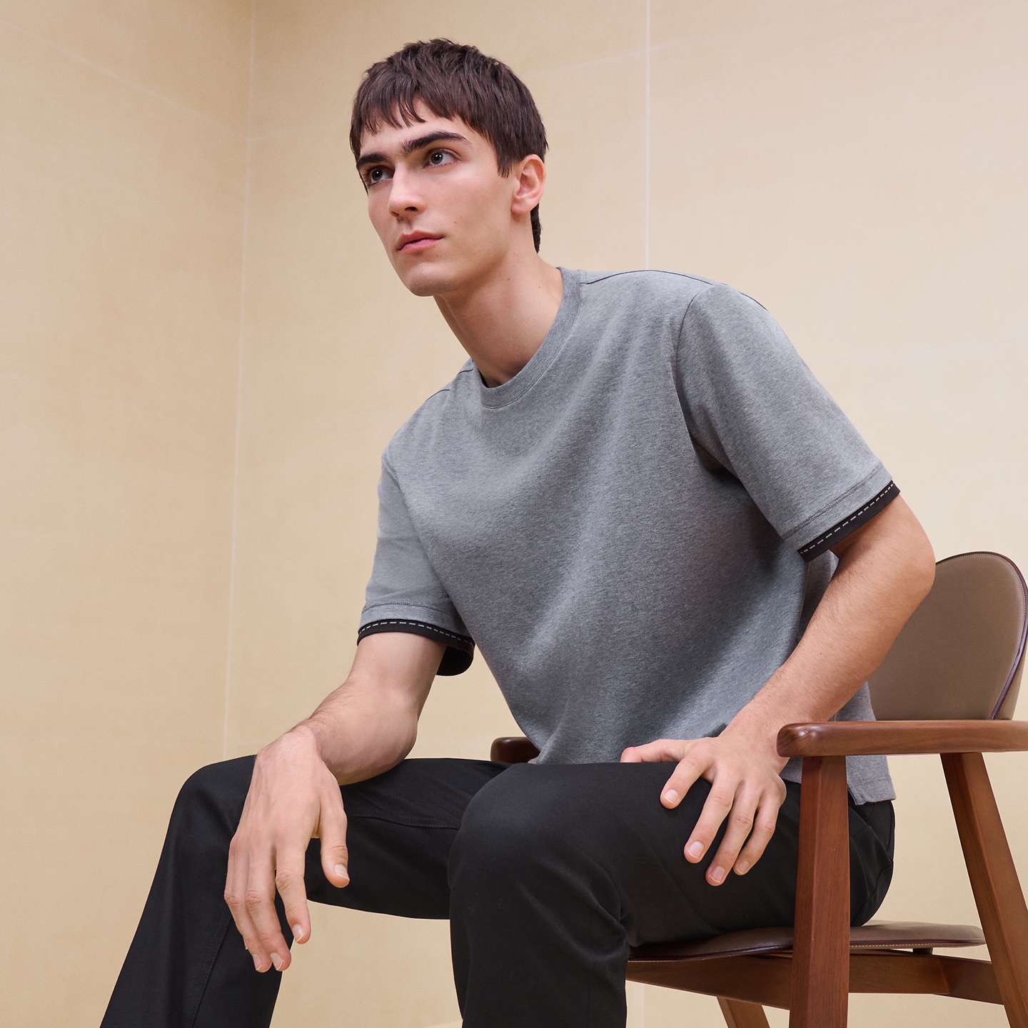 NO:133238,.The same model on the official website!  New spring and summer products, classic and versatile style, round neck short-sleeved T-shirt, simple and generous design, clean and neat tailoring, imported top mercerized fabric, soft and delicate, men's wardrobe is indispensable, and can be matched with various clothing anytime and anywhere to meet your daily life needs. The fabrics we choose are all used by first-tier brands, skin-friendly and smooth, and the clothes design is also very simple and elegant!  Comfort and breathability are perfect!  The fabric attributes are excellent!  Full of high-end feeling!  Color royal blue gray white Size M-3XL, T-shirt,tees, t-shirt,alexander wang19860909.官网同款！春夏新品 经典百搭款 圆领短袖T恤 简单大方设计 干净利落剪裁 采用进口顶级丝光面料 柔软细腻 男人的衣柜都少不了基础 随时随地都可以拿来搭配各种服饰,满足您日常生活需求 .我们所选择的面料都是一线品牌所使用的 ,亲肤挺滑手感,衣服设计也是非常的简洁大方！舒适性与透气性完美兼备！面料属性皆为上乘！高级感十足！ 颜色宝蓝 灰色 白色 尺码M-3XL,,T-shirt,tees，t-shirt,alexander wang,Men's clothing