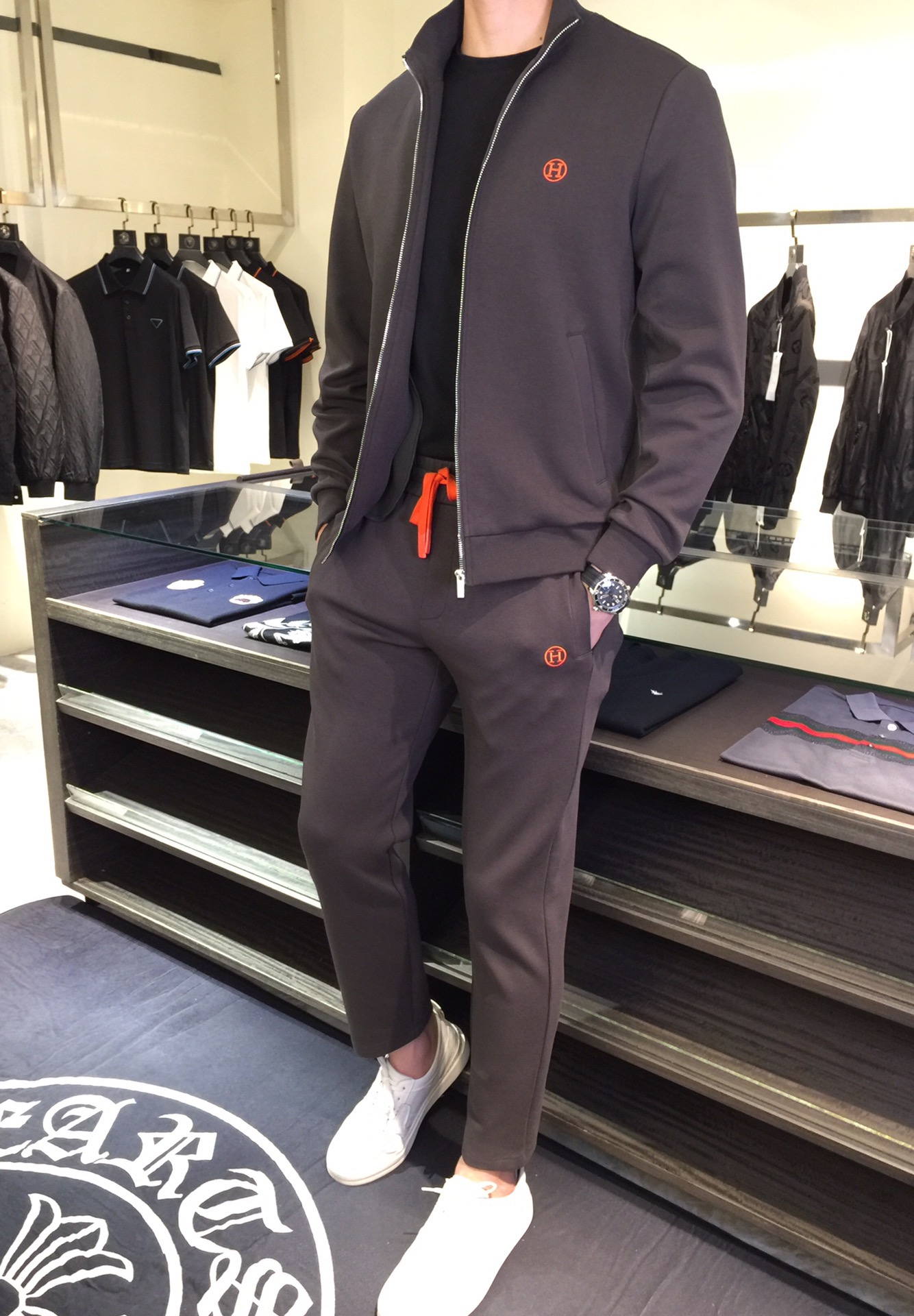 NO:133257,【Hermes】Hot-up a high-end!  Aristocratic suit [Rose][Rose] The original single-quality exclusive high-quality major brand suits are all top European and American styles and fabrics handmade, and the works of the world's top designers, with international fashion brands, reflecting elegance, personality, fashion. Our company does not attract customers at low prices, but starts with quality, taste, connotation and some top design elements. 175 140 catties. Wearing L can wear 200 catties. Standard size M-4XL.,,hermes,alexander wang19860909【 爱马仕】爆款a 高端 ！贵族套装 [玫瑰][玫瑰]原单品质独家首选高品质各大品牌套装,全是欧美顶级爆款花色及面料手工,世界顶尖设计师作品,具备国际时尚大牌元素,体现高雅、个性、时尚[强][强][强].本公司不是以低价格吸引客户,是以品质、品味、内涵以及一些顶级设计元素为起点.175 140斤 穿L 可以穿200斤.标准尺码 M-4XL.,,hermes,alexander wang,Men's clothing