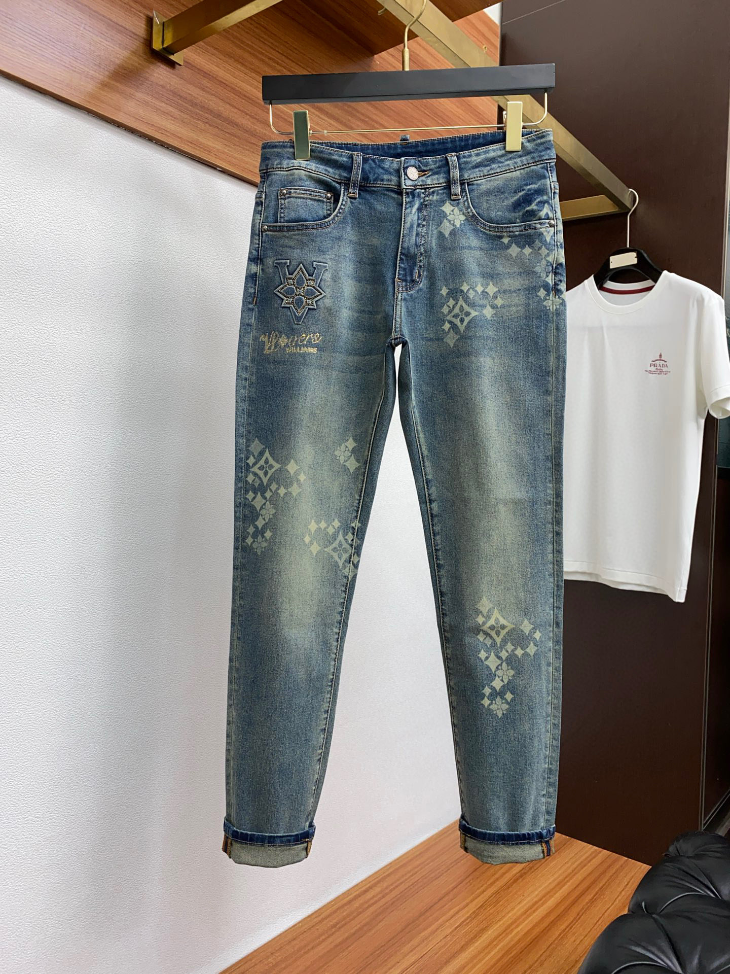 NO:133275,【LV】Simple and fashionable. The spring and summer jeans are very comfortable to wear, low-key and luxurious. They are very classy when worn. There is no need to say much about the style and cutting of the pants. The upper body is exquisite and vivid. The truly first-class quality is the true palace-grade casual pants, which are made of Turkish cotton, produce the most famous tannin cloth. The quality is excellent, and the pants are soft after heavy washing!  Straight-footed style, not picky, the upper body is absolutely stylish, the waist is inlaid with silver jewelry, extremely luxurious. 29-38.,,louis vuitton,jeans,alexander wang19860909【 LV】简约时尚 春夏牛仔裤身穿着非常舒适 低调不失奢华 穿出去非常有档次,裤型款式和裁剪亦无需多言 上身精致跃然.真正一等一顶级质料 真正殿堂级的休闲裤,选用土耳其的棉花 生产出最有名的单宁布 品质卓然,经过重水洗使得裤子很柔软！直脚的版型 不挑人 上身绝对的有型 裤腰镶嵌银饰达人设计 极度奢华.29-38.,,louis vuitton,jeans,alexander wang,Men's clothing