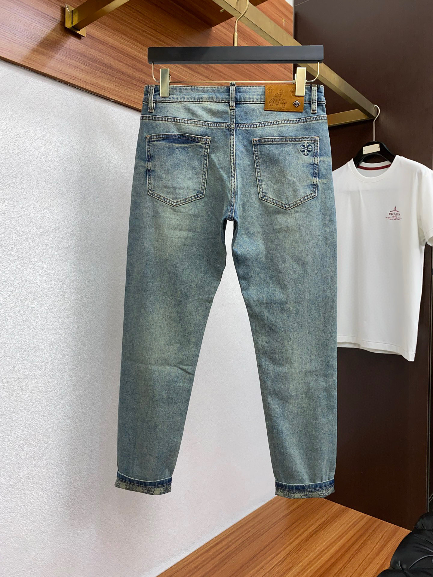 NO:133274,[Croxin] Simple and fashionable. The spring and summer jeans are very comfortable to wear, low-key and luxurious. They are very classy when worn. There is no need to say much about the style and cutting of the pants. The upper body is exquisite and vivid. The truly first-class quality is the true palace-grade casual pants, which are made of Turkish cotton, produce the most famous tannin cloth. The quality is excellent, and the pants are soft after heavy washing!  Straight-footed style, not picky, the upper body is absolutely stylish, the waist is inlaid with silver jewelry, extremely luxurious. 29-38.,,chrome hearts,jeans,alexander wang19860909【 克罗心】简约时尚 春夏牛仔裤身穿着非常舒适 低调不失奢华 穿出去非常有档次,裤型款式和裁剪亦无需多言 上身精致跃然.真正一等一顶级质料 真正殿堂级的休闲裤,选用土耳其的棉花 生产出最有名的单宁布 品质卓然,经过重水洗使得裤子很柔软！直脚的版型 不挑人 上身绝对的有型 裤腰镶嵌银饰达人设计 极度奢华.29-38.,,chrome hearts,jeans,alexander wang,Men's clothing