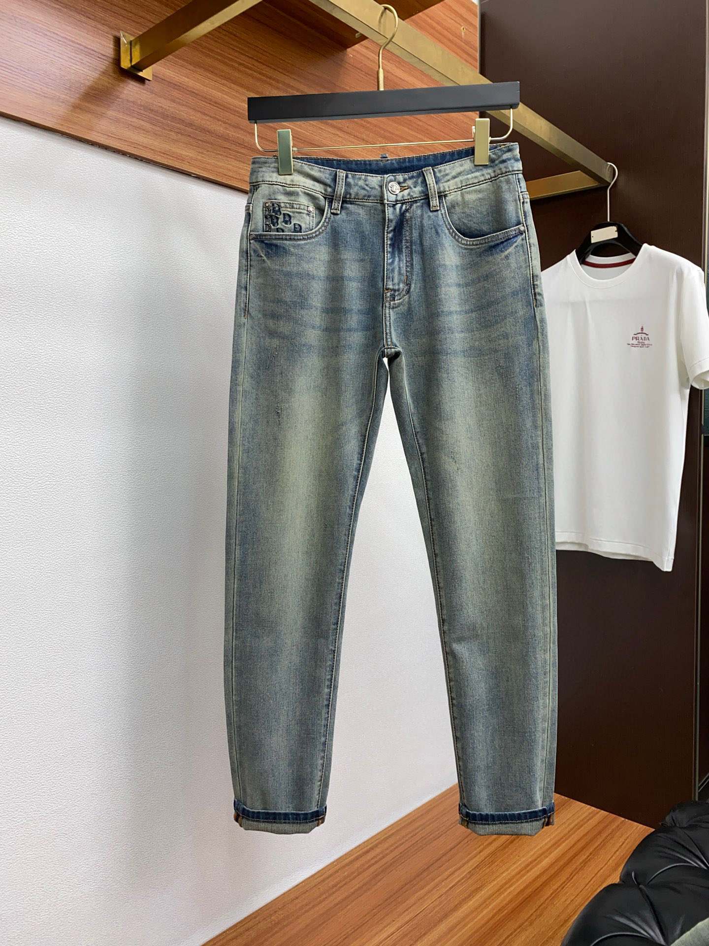 NO:133277,【Dio】Simple and fashionable. The spring and summer jeans are very comfortable to wear, low-key and luxurious. They are very classy when worn. There is no need to say much about the style and cutting of the pants. The upper body is exquisite and vivid. The truly first-class quality is the real-class casual pants, which are made of Turkish cotton, produce the most famous tannin cloth. The quality is excellent, and the pants are soft after heavy washing!  Straight-footed style, not picky, the upper body is absolutely stylish, the waist is inlaid with silver jewelry, extremely luxurious. 29-38.,,dior,jeans,alexander wang19860909【 迪奥】简约时尚 春夏牛仔裤身穿着非常舒适 低调不失奢华 穿出去非常有档次,裤型款式和裁剪亦无需多言 上身精致跃然.真正一等一顶级质料 真正殿堂级的休闲裤,选用土耳其的棉花 生产出最有名的单宁布 品质卓然,经过重水洗使得裤子很柔软！直脚的版型 不挑人 上身绝对的有型 裤腰镶嵌银饰达人设计 极度奢华.29-38.,,dior,jeans,alexander wang,Men's clothing
