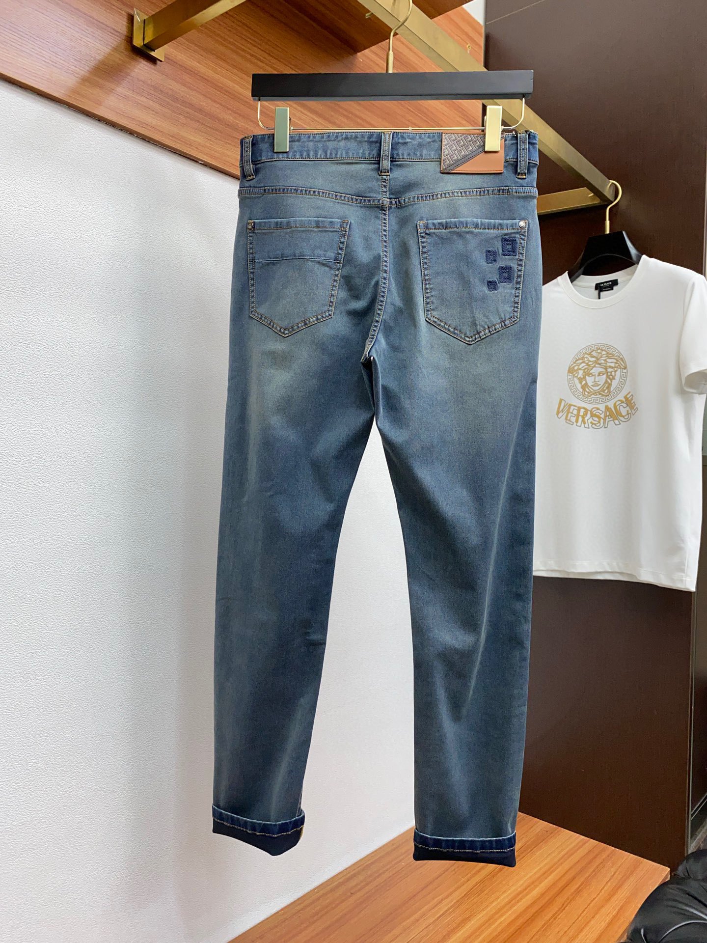 NO:133279,【Fendi】Simple and fashionable. The spring and summer jeans are very comfortable to wear, low-key and luxurious. They are very classy when worn. There is no need to say much about the style and cutting of the pants. The upper body is exquisite and vivid. The truly first-class quality is the true palace-grade casual pants, which are made of Turkey's cotton, produce the most famous tannin cloth. The quality is excellent, and the pants are soft after heavy washing!  Straight-footed style, not picky, the upper body is absolutely stylish, the waist is inlaid with silver jewelry, extremely luxurious. 29-38.,,fendi,jeans,alexander wang19860909【 芬迪】简约时尚 春夏牛仔裤身穿着非常舒适 低调不失奢华 穿出去非常有档次,裤型款式和裁剪亦无需多言 上身精致跃然.真正一等一顶级质料 真正殿堂级的休闲裤,选用土耳其的棉花 生产出最有名的单宁布 品质卓然,经过重水洗使得裤子很柔软！直脚的版型 不挑人 上身绝对的有型 裤腰镶嵌银饰达人设计 极度奢华.29-38.,,fendi,jeans,alexander wang,Men's clothing