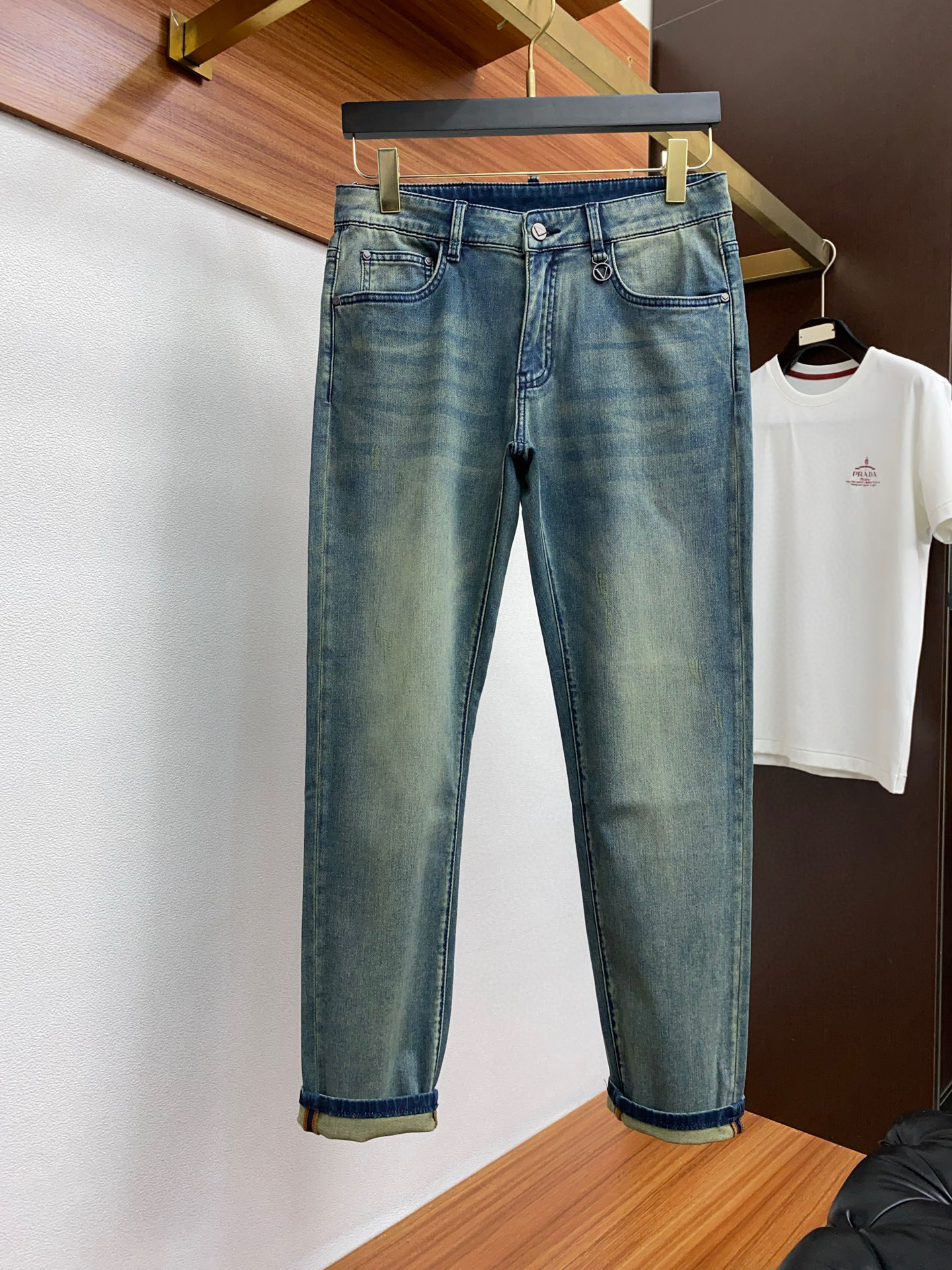 NO:133281,【Prada】Simple and fashionable. The spring and summer jeans are very comfortable to wear, low-key and luxurious. They are very classy when worn. There is no need to say much about the style and cutting of the pants. The upper body is exquisite and vivid. The truly first-class quality is the true palace-grade casual pants, which are made of Turkey's cotton, produce the most famous tannin cloth. The quality is excellent, and the pants are soft after heavy washing!  Straight-footed style, not picky, the upper body is absolutely stylish, the waist is inlaid with silver jewelry, extremely luxurious. 29-38.,,prada,jeans,alexander wang19860909【 普拉达】简约时尚 春夏牛仔裤身穿着非常舒适 低调不失奢华 穿出去非常有档次,裤型款式和裁剪亦无需多言 上身精致跃然.真正一等一顶级质料 真正殿堂级的休闲裤,选用土耳其的棉花 生产出最有名的单宁布 品质卓然,经过重水洗使得裤子很柔软！直脚的版型 不挑人 上身绝对的有型 裤腰镶嵌银饰达人设计 极度奢华.29-38.,,prada,jeans,alexander wang,Men's clothing