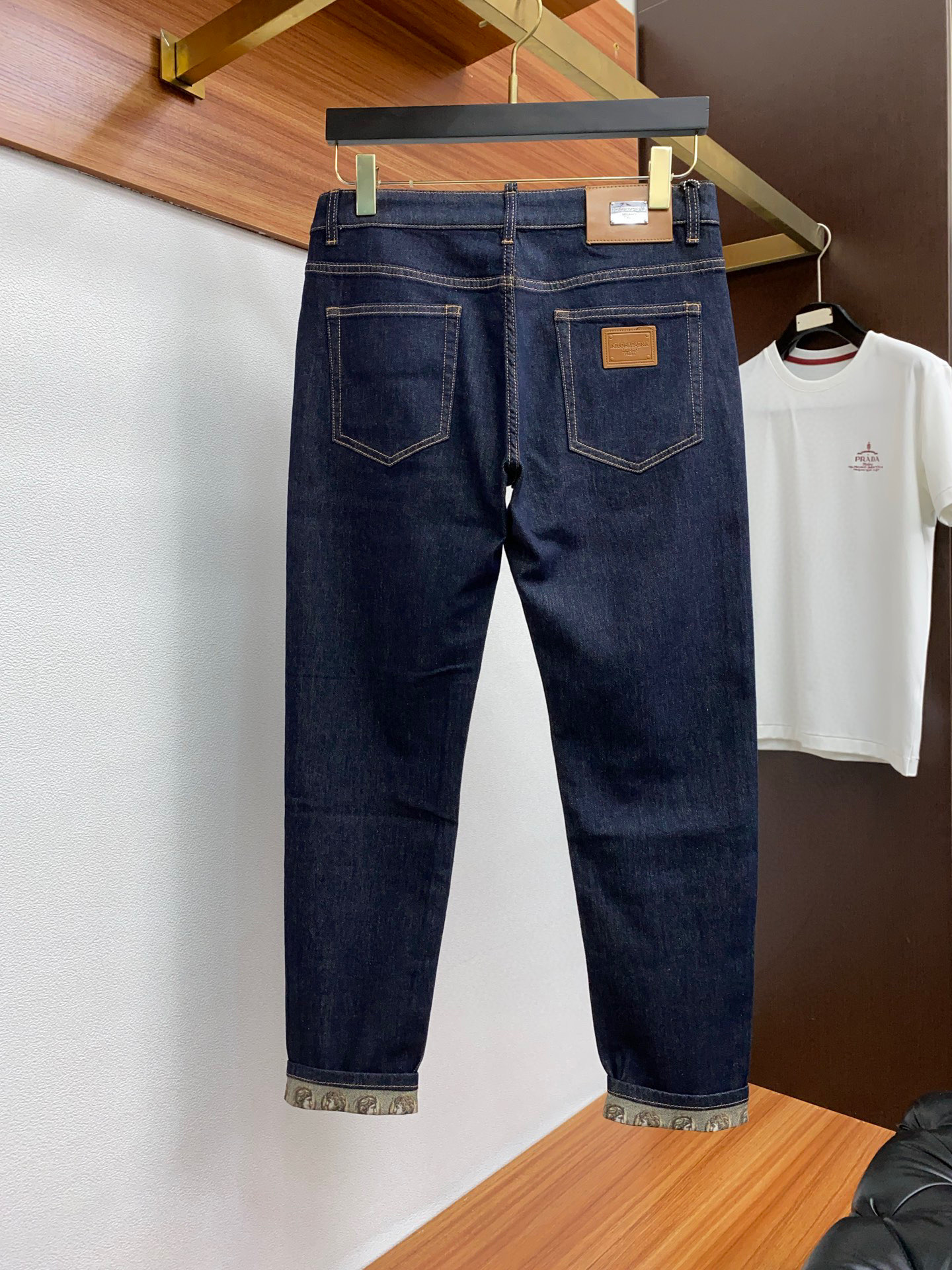 NO:133283,【DG】Simple and fashionable. The spring and summer jeans are very comfortable to wear, low-key and luxurious. They are very classy when worn. There is no need to say much about the style and cutting of the pants. The upper body is exquisite and vivid. The truly first-class quality is the true palace-grade casual pants, which are made of Turkish cotton, produce the most famous tannin cloth. The quality is excellent, and the pants are soft after heavy washing!  Straight-footed style, not picky, the upper body is absolutely stylish, the waist is inlaid with silver jewelry, extremely luxurious. 29-38., Dolce & Gabbana, jeans, alexander wang19860909【 DG】简约时尚 春夏牛仔裤身穿着非常舒适 低调不失奢华 穿出去非常有档次,裤型款式和裁剪亦无需多言 上身精致跃然.真正一等一顶级质料 真正殿堂级的休闲裤,选用土耳其的棉花 生产出最有名的单宁布 品质卓然,经过重水洗使得裤子很柔软！直脚的版型 不挑人 上身绝对的有型 裤腰镶嵌银饰达人设计 极度奢华.29-38.,,Dolce&Gabbana,jeans,alexander wang,Men's clothing
