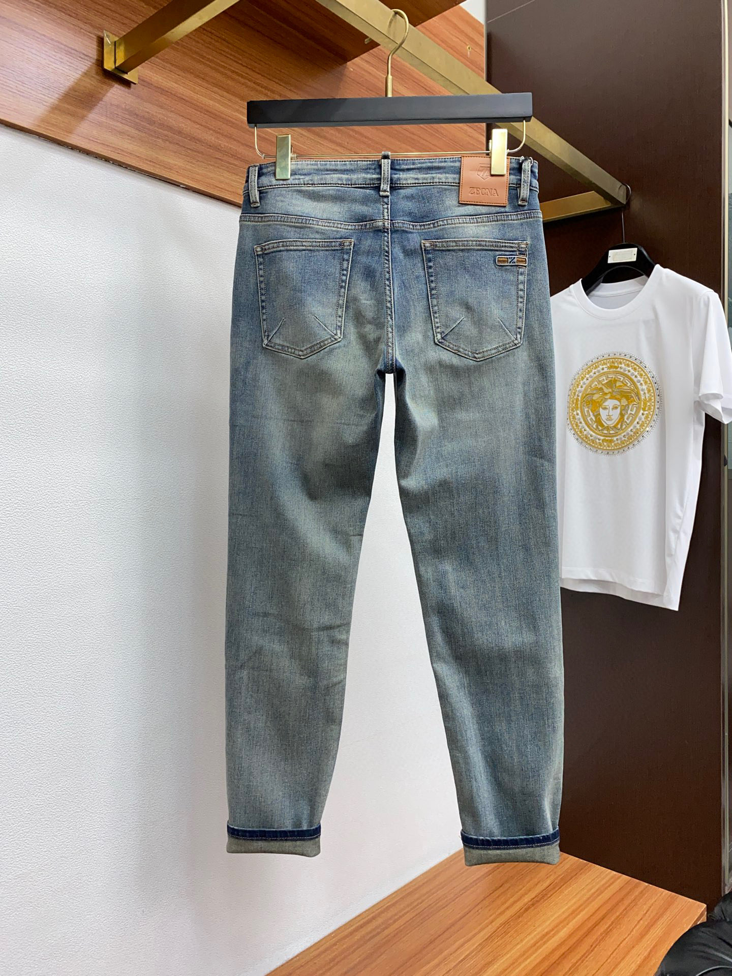 NO:133285,[Jenia] Simple and fashionable. The spring and summer jeans are very comfortable to wear, low-key and luxurious. They are very classy when worn. There is no need to say much about the style and cutting of the pants. The upper body is exquisite and vivid. The truly first-class quality is the true palace-grade casual pants, which are made of Turkish cotton, produce the most famous tannin cloth. The quality is excellent, and the pants are soft after heavy washing!  Straight-footed style, not picky, the upper body is absolutely stylish, the waist is inlaid with silver jewelry, extremely luxurious. 29-38., zegna, jeans, alexander wang19860909【 杰尼亚】简约时尚 春夏牛仔裤身穿着非常舒适 低调不失奢华 穿出去非常有档次,裤型款式和裁剪亦无需多言 上身精致跃然.真正一等一顶级质料 真正殿堂级的休闲裤,选用土耳其的棉花 生产出最有名的单宁布 品质卓然,经过重水洗使得裤子很柔软！直脚的版型 不挑人 上身绝对的有型 裤腰镶嵌银饰达人设计 极度奢华.29-38.,,zegna,jeans,alexander wang,Men's clothing