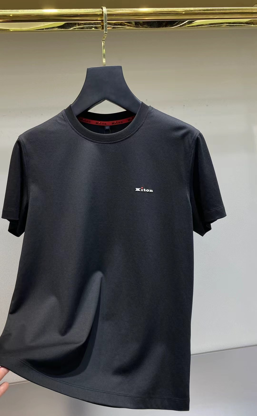 NO:133291,.【LP】 Fashionable and simple short-sleeved T-shirt is famous for its simple and delicate design and high-quality details, perfectly cut, and the latest British hanging dot and thread technology after the label is more perfect, the materials are meticulous, suitable for any occasion, excellent feel, comfortable and breathable! It is the choice of men who focus on practicality and quality. The original quality is synchronized by the official website [strong]. The new model is available for sale immediately, and there are large products [handshake] 174 140 catties wearing L size, and you can wear up to 190 catties! M-3XL., loro piana, T-shirt,tees, t-shirt,alexander wang19860909.【 LP】 时尚简约 短袖T恤 简洁细腻的设计和高质细节而闻名,裁剪完美,后标最新英国吊点线技术,更加完美,用料一丝不苟,适合任何场合, 手感极佳 舒服又透气! 是注重实用和品质的男士的选择.原單品質 官網同步[强].新款上市 即转即卖 有大货[握手] 174 140斤穿L码 最大可以穿190斤！M-3XL.,,loro piana,T-shirt,tees，t-shirt,alexander wang,Men's clothing