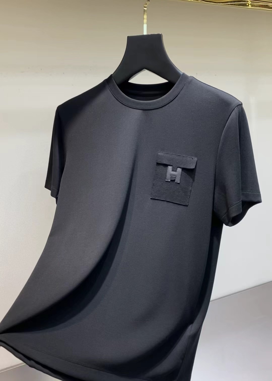 NO:133293,.【Hermes】 Fashionable and simple short-sleeved T-shirt is famous for its simple and delicate design and high-quality details, perfectly tailored, and the latest British hanging dot and thread technology after the label is more perfect, the materials are meticulous, suitable for any occasion, excellent feel, comfortable and breathable! It is the choice of men who focus on practicality and quality. The original quality is synchronized by the official website [strong]. The new model is available for sale immediately, and there are large products [handshake] 174 140 catties wearing L size, and you can wear up to 190 catties! M-3XL., hermes, T-shirt,tees, t-shirt,alexander wang19860909.【 爱马仕】 时尚简约 短袖T恤 简洁细腻的设计和高质细节而闻名,裁剪完美,后标最新英国吊点线技术,更加完美,用料一丝不苟,适合任何场合, 手感极佳 舒服又透气! 是注重实用和品质的男士的选择.原單品質 官網同步[强].新款上市 即转即卖 有大货[握手] 174 140斤穿L码 最大可以穿190斤！M-3XL.,,hermes,T-shirt,tees，t-shirt,alexander wang,Men's clothing