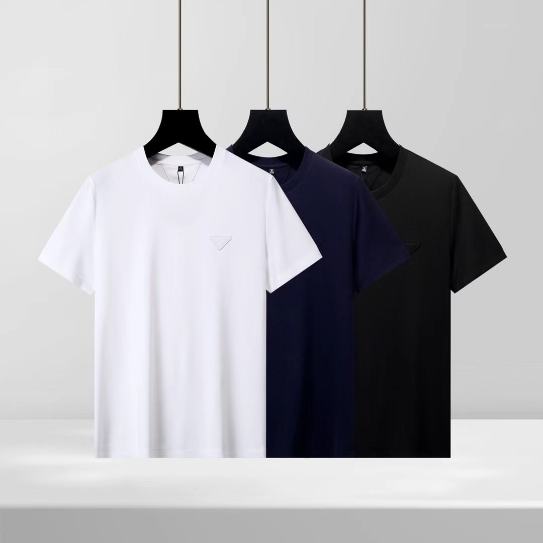 NO:133276,.【Prada】Stylish and simple short-sleeved T-shirt is famous for its simple and delicate design and high-quality details, perfectly cut, and the latest British hanging dot and line technology after the label is more perfect, the materials are meticulous, suitable for any occasion, excellent feel, comfortable and breathable! It is the choice of men who focus on practicality and quality. The original quality is synchronized by the official website [strong]. The new model is available for sale immediately, and there are large products [handshake] 174 140 catties wearing L size, and you can wear up to 190 catties! M-3XL., prada, T-shirt,tees, t-shirt,alexander wang19860909.【 普拉达】 时尚简约 短袖T恤 简洁细腻的设计和高质细节而闻名,裁剪完美,后标最新英国吊点线技术,更加完美,用料一丝不苟,适合任何场合, 手感极佳 舒服又透气! 是注重实用和品质的男士的选择.原單品質 官網同步[强].新款上市 即转即卖 有大货[握手] 174 140斤穿L码 最大可以穿190斤！M-3XL.,,prada,T-shirt,tees，t-shirt,alexander wang,Men's clothing