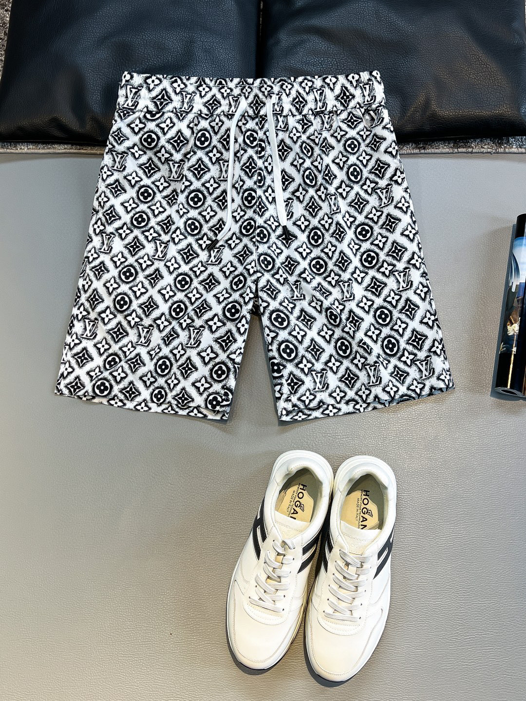 NO:135099,.LV 2025ss summer new product, men's classic 3D old trading company has a wide range of classic presbyopia, creating the most comfortable shorts in summer, the overall design is very fashionable and beautiful!  We use imported fabrics for customers, which are soft and tough, breathable and are also excellent, and are very eye-catching. They are full of high-end feeling, so cool that they have no friends. They can easily control both men and women. The upper body is super cool, versatile, and must-have items in summer!  Size M-3XL, louis vuitton, shorts, alexander wang19860909.LV 2025ss夏季新品,男士经典3D老贸易公司渠道稀出,满幅经典老花,打造出夏日最舒适的短裤,整体设计非常洋气漂亮！选用客供进口面料,级柔软且具有韧性,透气感也是绝佳,非常吸引眼球的短裤.高级感满满,酷到没朋友,男女都可轻松驾驭,上身超帅,百搭单品,夏季必备单品！尺码M-3XL,,louis vuitton,shorts,alexander wang,Men's clothing