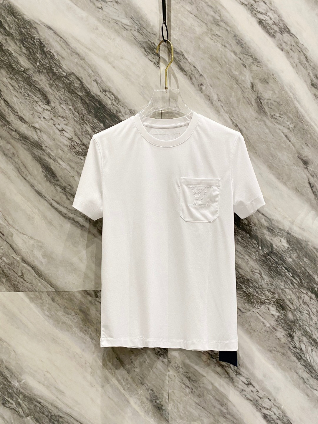 NO:135115,.LV 2025 spring and summer latest product, fashionable and casual round neck short sleeves, using specific 120 jade silk, chest pocket logo craft letter drawing, extremely high grade, comfortable and versatile, handsome and stylish upper body color black and white, code number M~XXXL,,louis vuitton, T-shirt, alexander wang19860909.LV 2025春夏最新品,时尚休闲圆领短袖,采用特定120支玉蚕丝,胸前口袋Logo工艺字母图,档次极高,舒适百搭,上身帅气有型 颜色黑 白 码数M~XXXL,,louis vuitton,T-shirt,alexander wang,Men's clothing