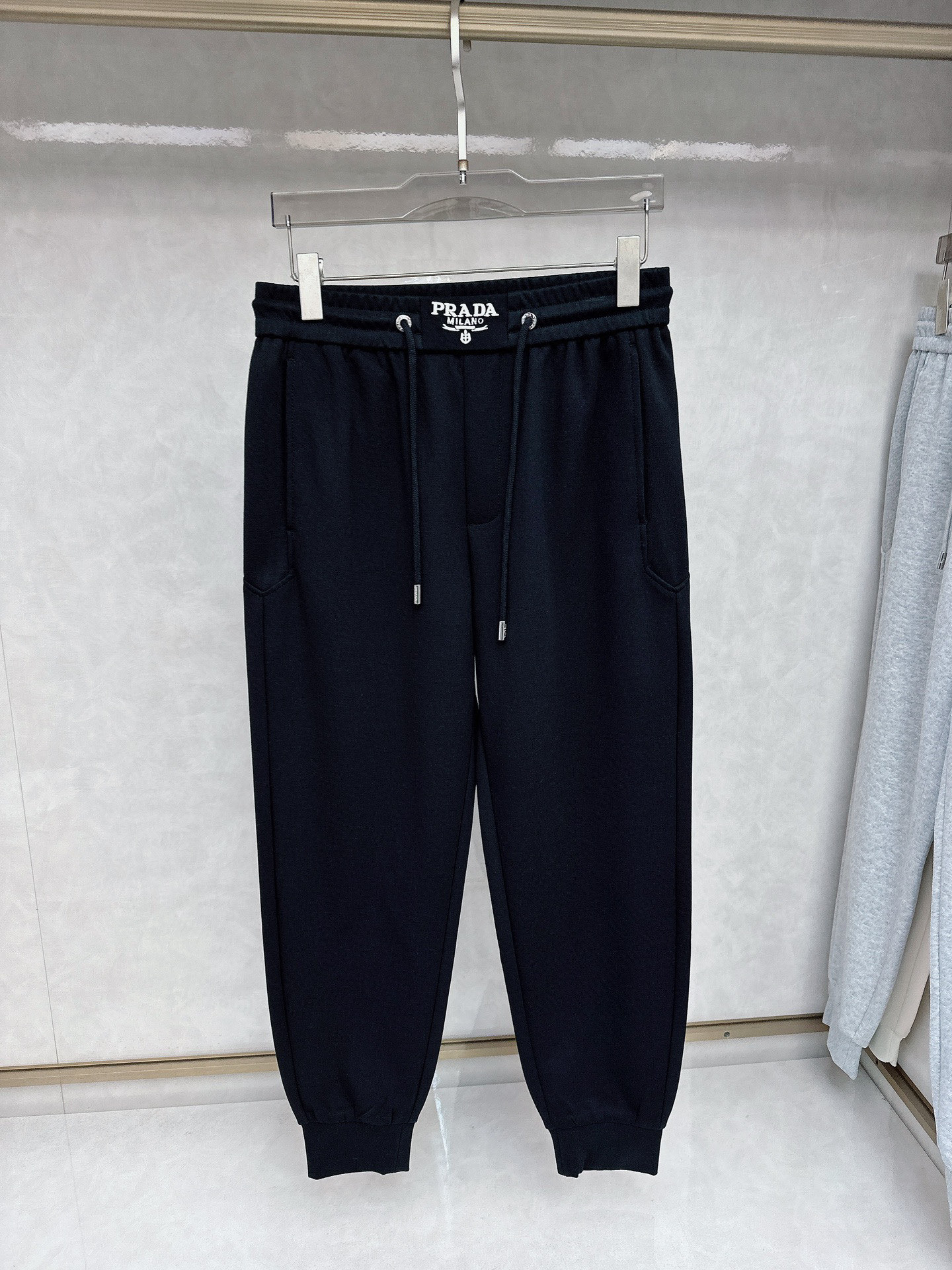 NO:135123,.Prada 2025 spring and summer new casual pants! The official website is released simultaneously. The brand's classic LOGO casual pants, customized fabric, excellent comfort and strong hand touch. The work is highly conscious and the perfect quality craftsmanship. Size M-3XL, prada, alexander wang19860909.普拉达 2025春夏新款休闲裤！官网同步发售.品牌经典LOGO休闲裤,定制面料,舒适度极好,手触感 烈.辦识度极高,完美品相工艺.尺码M-3XL,,prada,alexander wang,Men's clothing