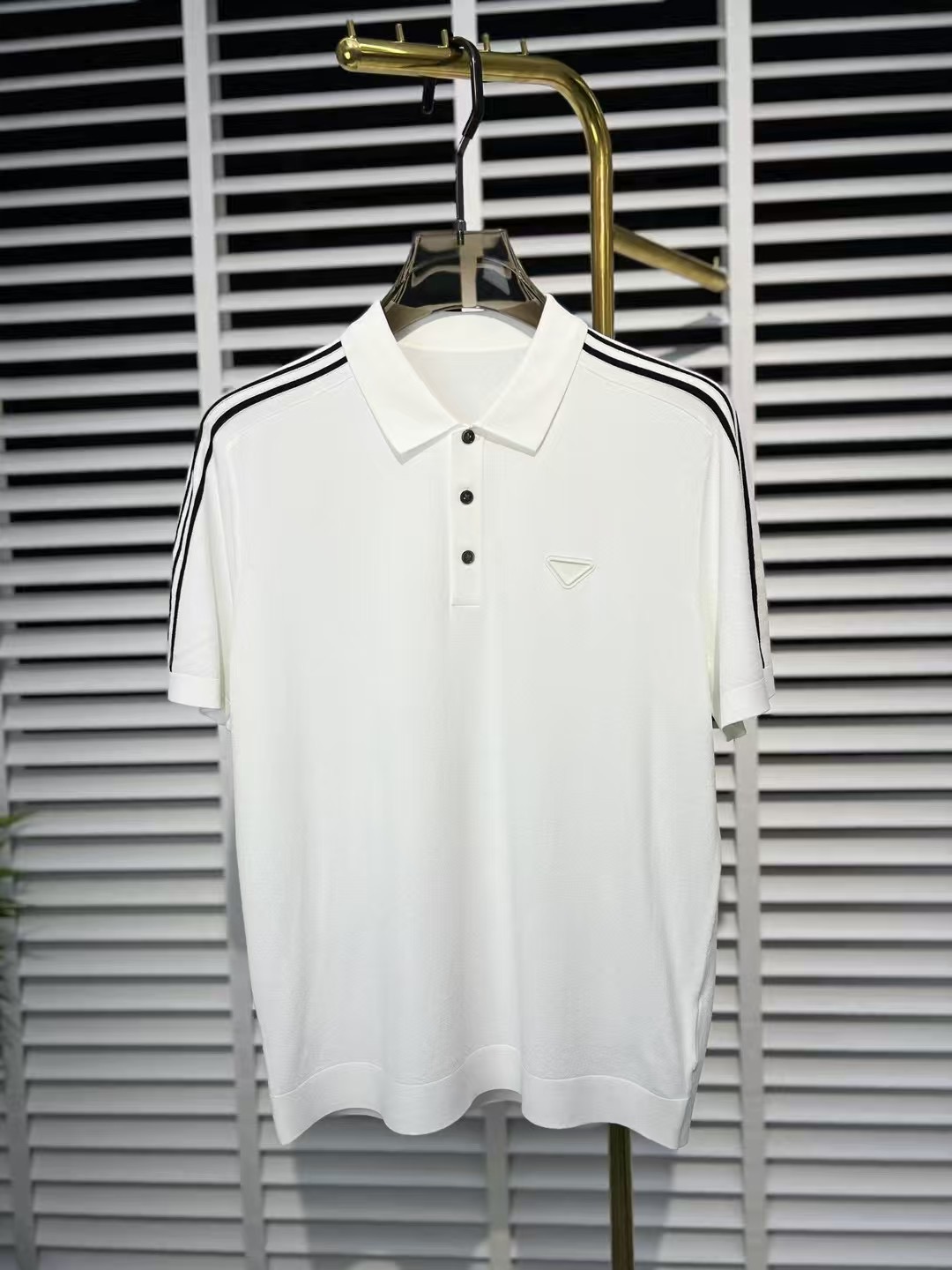 NO:135063,.【Prada】Stylish and simple short-sleeved T-shirt is famous for its simple and delicate design and high-quality details, perfectly cut, and the latest British hanging dot and thread technology after the label is more perfect, the materials are meticulous, suitable for any occasion, excellent feel, comfortable and breathable! It is the choice of men who focus on practicality and quality. The original quality is synchronized by the official website [strong]. The new model is available for sale immediately, and there are large products [handshake] 174 140 catties wearing L size, and you can wear up to 200 catties! M-4XL., prada, T-shirt,tees, t-shirt,alexander wang19860909.【 普拉达】 时尚简约 短袖T恤 简洁细腻的设计和高质细节而闻名,裁剪完美,后标最新英国吊点线技术,更加完美,用料一丝不苟,适合任何场合, 手感极佳 舒服又透气! 是注重实用和品质的男士的选择.原單品質 官網同步[强].新款上市 即转即卖 有大货[握手] 174 140斤穿L码 最大可以穿200斤！M-4XL.,,prada,T-shirt,tees，t-shirt,alexander wang,Men's clothing