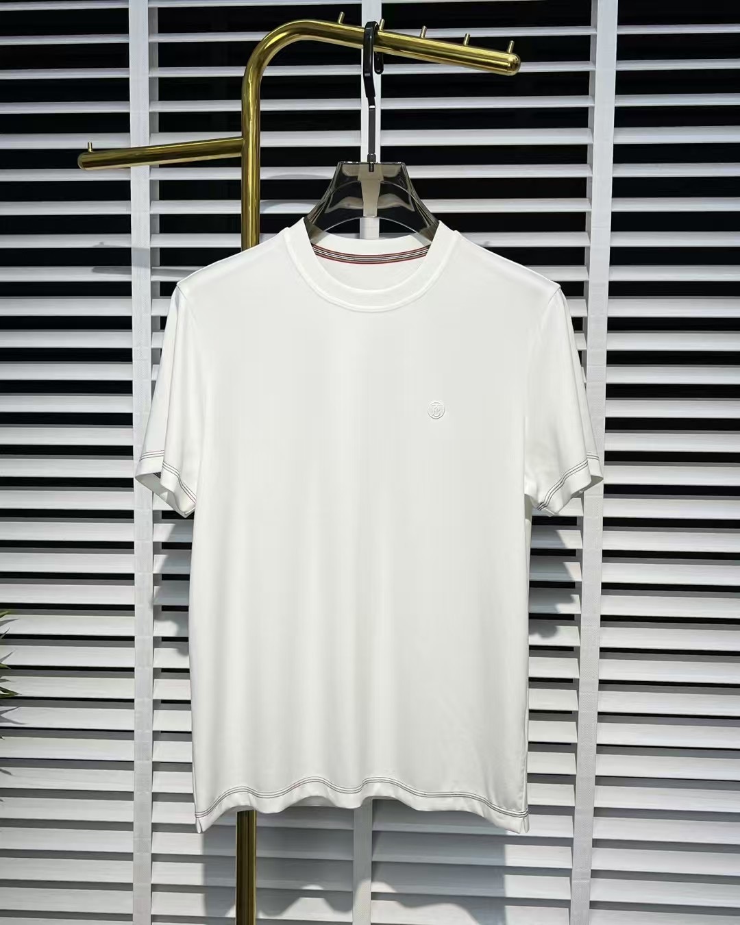 NO:135068,.【Burberry】Stylish and simple short-sleeved T-shirt is famous for its simple and delicate design and high-quality details, perfectly cut, and the latest British hanging dot and thread technology after the label is more perfect, the materials are meticulous, suitable for any occasion, excellent feel, comfortable and breathable! It is the choice of men who focus on practicality and quality. The original quality is synchronized by the official website [strong]. The new model is available for sale immediately, and there are large products [handshake] 174 140 catties wearing L size, and you can wear up to 190 catties! M-3XL., burberry, T-shirt, tees, t-shirt, alexander wang19860909.【 巴宝莉】 时尚简约 短袖T恤 简洁细腻的设计和高质细节而闻名,裁剪完美,后标最新英国吊点线技术,更加完美,用料一丝不苟,适合任何场合, 手感极佳 舒服又透气! 是注重实用和品质的男士的选择.原單品質 官網同步[强].新款上市 即转即卖 有大货[握手] 174 140斤穿L码 最大可以穿190斤！M-3XL.,,burberry,T-shirt,tees，t-shirt,alexander wang,Men's clothing