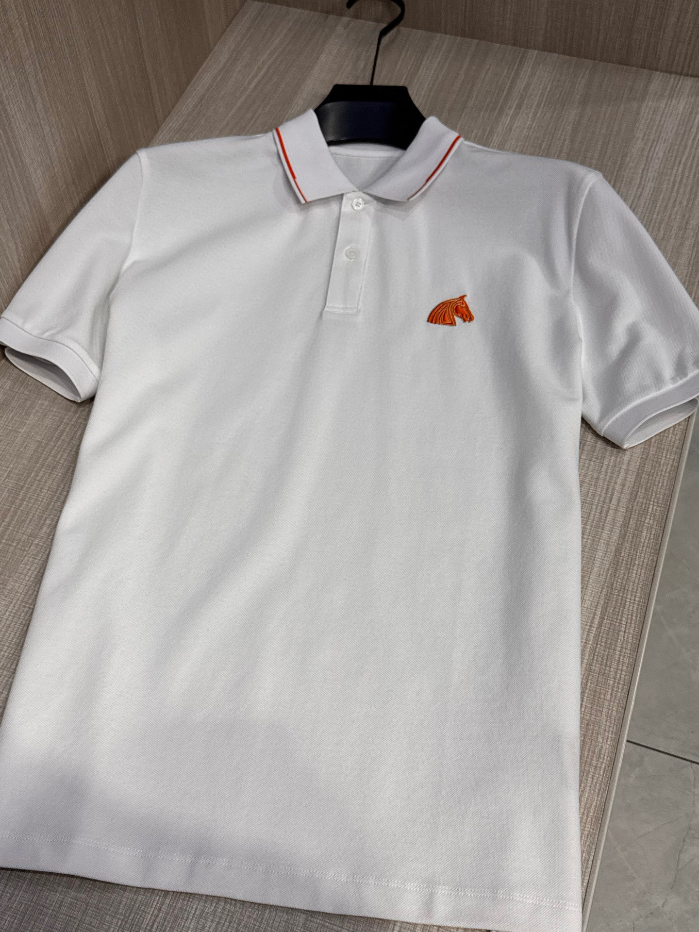 NO:135834,.【Hermes】 Fashionable and simple short-sleeved T-shirt is famous for its simple and delicate design and high-quality details, perfectly cut, and the latest British hanging dot and thread technology after the label is more perfect, the materials are meticulous, suitable for any occasion, excellent feel, comfortable and breathable! It is the choice of men who focus on practicality and quality. The original quality is synchronized by the official website [strong]. The new model is available for sale immediately, and there are large products [handshake] 174 138 catties wearing L size, and you can wear up to 190 catties! M-3XL code! ,,hermes,T-shirt,tees,t-shirt,alexander wang19860909.【 爱马仕】 时尚简约 短袖T恤 简洁细腻的设计和高质细节而闻名,裁剪完美,后标最新英国吊点线技术,更加完美,用料一丝不苟,适合任何场合, 手感极佳 舒服又透气! 是注重实用和品质的男士的选择.原單品質 官網同步[强].新款上市 即转即卖 有大货[握手] 174 138斤穿L码 最大可以穿190斤！M-3XL码！,,hermes,T-shirt,tees，t-shirt,alexander wang,Men's clothing