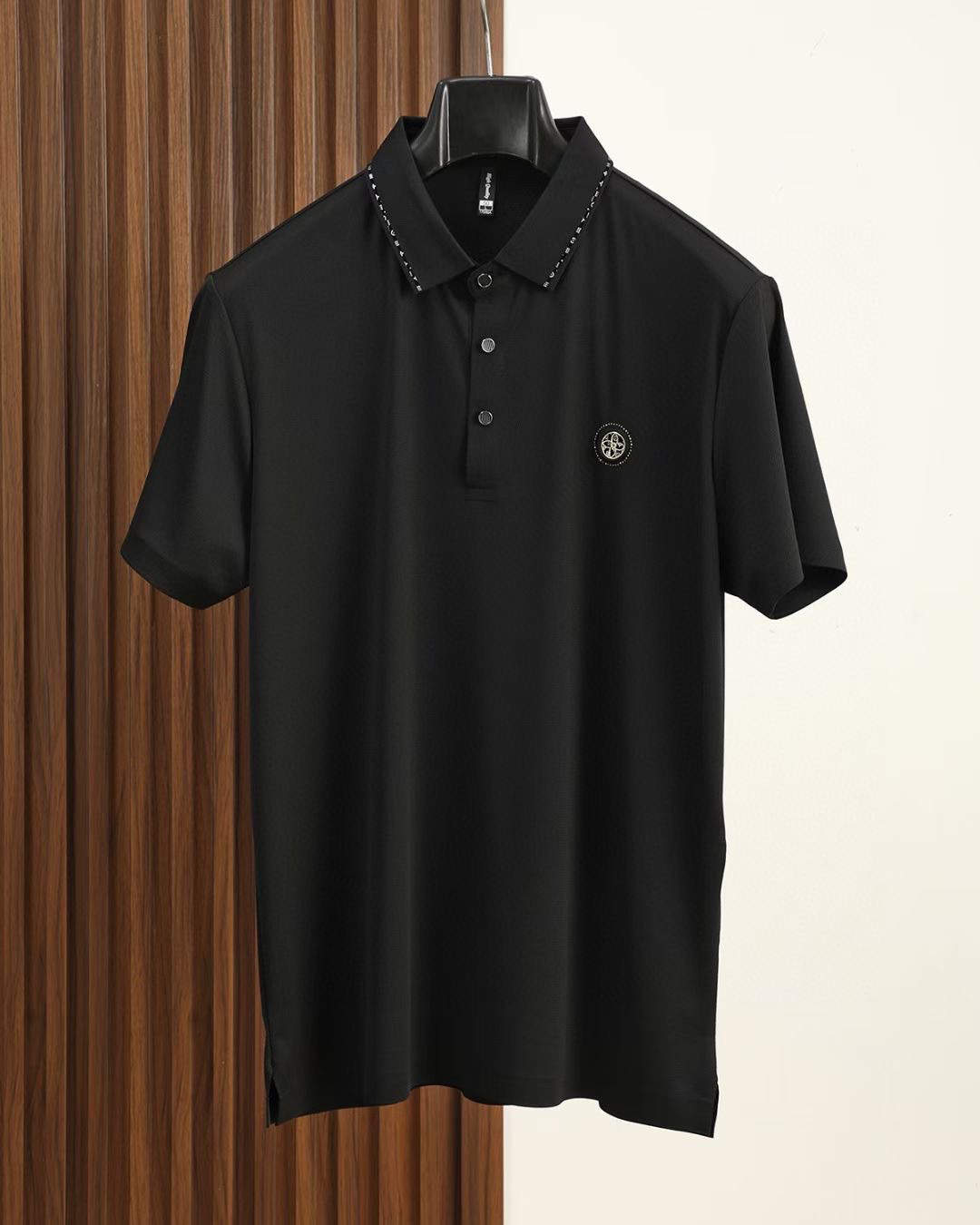 NO:135836,.【LV】Stylish and simple short-sleeved T-shirt is famous for its simple and delicate design and high-quality details, perfect cut, and the latest British hanging dot and line technology after the label is more perfect, the materials are meticulous, suitable for any occasion, excellent feel, comfortable and breathable! It is the choice of men who focus on practicality and quality. Original quality, official website synchronous [strong]. New model is available for sale immediately, available in large quantities [handshake] 174 catties, wear L, maximum wear 200 catties. M-4XL.,,louis vuitton, T-shirt,tees, t-shirt,alexander wang19860909.【 LV】 时尚简约 短袖T恤 简洁细腻的设计和高质细节而闻名,裁剪完美,后标最新英国吊点线技术,更加完美,用料一丝不苟,适合任何场合, 手感极佳 舒服又透气! 是注重实用和品质的男士的选择.原單品質 官網同步[强].新款上市 即转即卖 有大货[握手] 174 斤 穿L 最大穿200斤.M-4XL.,,louis vuitton,T-shirt,tees，t-shirt,alexander wang,Men's clothing