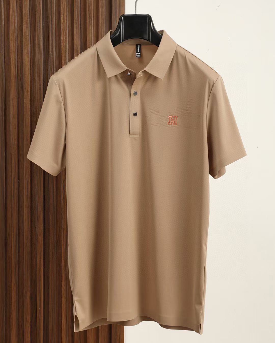 NO:135838,.【Hermes】 Fashionable and simple short-sleeved T-shirt is famous for its simple and delicate design and high-quality details, perfectly cut, and the latest British hanging dot and thread technology after the label is more perfect, the materials are meticulous, suitable for any occasion, excellent feel, comfortable and breathable! It is the choice of men who focus on practicality and quality. Original quality, official website synchronous [strong]. New model is available for sale immediately, available in large quantities [handshake] 174 catties, wear L, maximum wear 200 catties. M-4XL.,, hermes, T-shirt,tees, t-shirt,alexander wang19860909.【 爱马仕】 时尚简约 短袖T恤 简洁细腻的设计和高质细节而闻名,裁剪完美,后标最新英国吊点线技术,更加完美,用料一丝不苟,适合任何场合, 手感极佳 舒服又透气! 是注重实用和品质的男士的选择.原單品質 官網同步[强].新款上市 即转即卖 有大货[握手] 174 斤 穿L 最大穿200斤.M-4XL.,,hermes,T-shirt,tees，t-shirt,alexander wang,Men's clothing