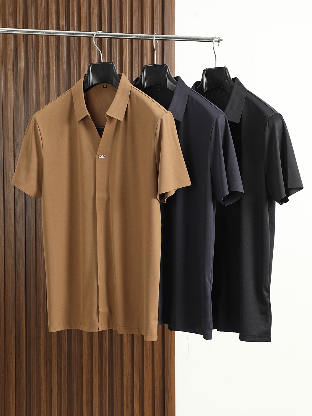 NO:135844,.【Ferragamo】 Fashionable and simple short-sleeved T-shirt is famous for its simple and delicate design and high-quality details, perfectly tailored, and the latest British hanging dot and thread technology after the label is more perfect, the materials are meticulous, suitable for any occasion, excellent feel, comfortable and breathable! It is the choice of men who focus on practicality and quality. The original quality is synchronized by the official website [strong]. The new model is available for sale immediately, and there are large products [handshake] 174 catties wear L size, and you can wear up to 200 catties! M-4XL., ferragamo, T-shirt,tees, t-shirt,alexander wang19860909.【 菲拉格慕】 时尚简约 短袖T恤 简洁细腻的设计和高质细节而闻名,裁剪完美,后标最新英国吊点线技术,更加完美,用料一丝不苟,适合任何场合, 手感极佳 舒服又透气! 是注重实用和品质的男士的选择.原單品質 官網同步[强].新款上市 即转即卖 有大货[握手] 174 斤穿L码 最大可以穿200斤！M-4XL.,,ferragamo,T-shirt,tees，t-shirt,alexander wang,Men's clothing