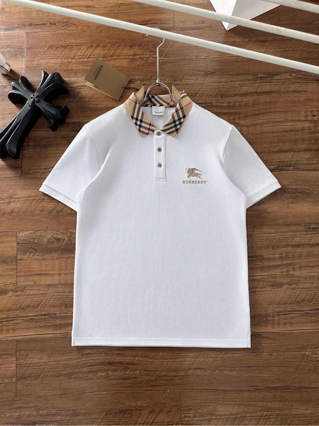 NO:135854,Burberry 2025ss summer new logo men's lapel Polo shirt!  Classic business men's style, high-end men's style at the ceiling level of business men's style!  Simple, fashionable and elegant, single-wearing inner wear is decent, quality control/detail control takes away, low-key, luxurious and connotative!  Customer-supplied fixed mesh flooring cotton cloth is carefully made, the surface of the fabric is evenly arranged and neatly arranged, with excellent breathability and heat dissipation and sweat resistance, and the comfort level of the upper body is completely better than that of ordinary single-sided sweat cloth tissue!  The classic brand LOGO logo on the chest is created with top-level craftsmanship. The LOGO has three-dimensional, clear and full texture, and is an extraordinary product in the classic field whether it is inner wear or single wear!  The exquisite cutting process, the processing of every detail is very standard and delicate, and it is comparable to that of ordinary LOW products on the market. Men must enter the basic versatile Polo shirts!  Size M-3XL Data reference M: bust 104cm-shoulder width 45cm-length 69cm-sleeve length 21cm L: bust 108cm-shoulder width 46cm-length 70cm-sleeve length 22cm XL: bust 112cm-shoulder width 47cm-length 71cm-sleeve length 23cm XXL: bust 116cm-shoulder width 48cm-sleeve length 72cm-sleeve length 24cm 3XL: bust 120cm-shoulder width 49cm-sleeve length 73cm-sleeve length 24cm, burberry, alexander wang19860909巴宝莉 2025ss夏季新款 logo男士翻领Polo衫！经典商务男款,高端男装的天花板级别的商务男款！简约时尚大气不失优雅,单穿内搭体面过人,品质控/细节控的闭眼带走,低调又奢华有内涵！ 客供定织网眼珠地棉布精心制成,面料表面排列均匀整齐的网眼纹理,透气性和散热排汗性极佳,上身舒适程度完全优于普通单面汗布组织！胸前经典的品牌LOGO标识,采用顶级工艺打造,LOGO立体清晰饱满,质感非凡的特质,无论是内搭还是单穿都是一款经典领域的产品！精妙绝伦的裁剪工艺,每一个细节处理的非常标准细腻,非市面一般LOW货可以媲美的,男士必入基础百搭款Polo衫推荐！ 尺码M-3XL 数据参考 M码:胸围104cm-肩宽45cm-衣长69cm-袖长21cm L码:胸围108cm-肩宽46cm-衣长70cm-袖长22cm XL码:胸围112cm-肩宽47cm-衣长71cm-袖长23cm XXL码:胸围116cm-肩宽48cm-衣长72cm-袖长24cm 3XL码:胸围120cm-肩宽49cm-衣长73cm-袖长24cm,,burberry,alexander wang,Men's clothing