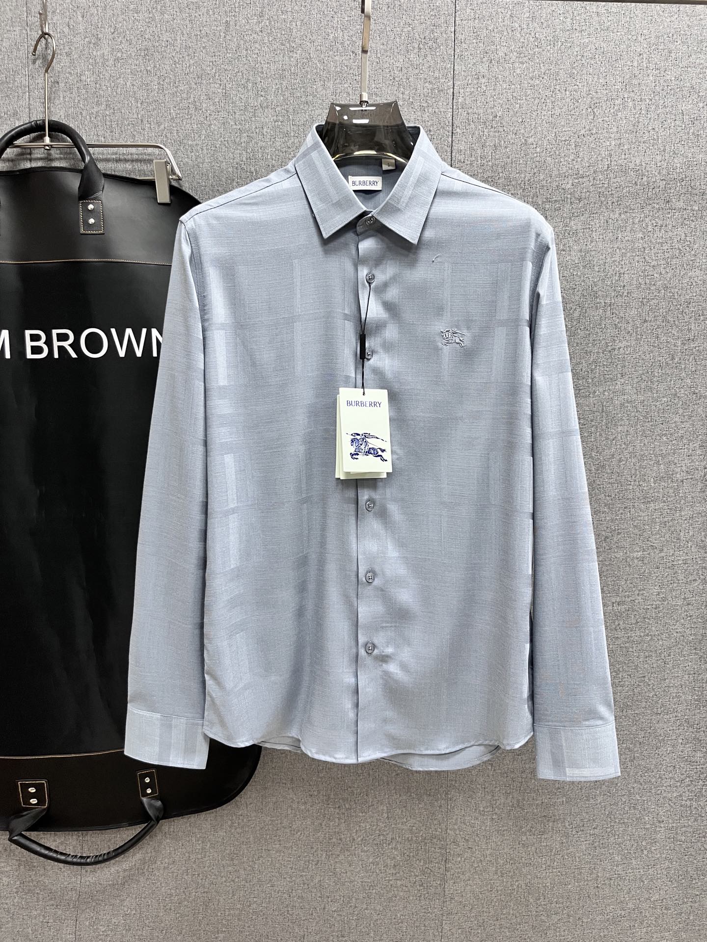 NO:135878,.【Burberry】Stylish and simple spring shirt is famous for its simple and delicate design and high-quality details, perfect cut, and the latest British hanging dot and line technology after the label is more perfect, the materials are meticulous, suitable for any occasion, excellent feel, comfortable and breathable! It is the choice of men who focus on practicality and quality. The original quality is synchronized by the official website [strong]. The new model is available for sale immediately, and there are large products [handshake] 174 140 catties wear L maximum wear 190 kg.M-3XL.,,burberry,shirts,alexander wang19860909.【 巴宝莉】 时尚简约 春季衬衫 简洁细腻的设计和高质细节而闻名,裁剪完美,后标最新英国吊点线技术,更加完美,用料一丝不苟,适合任何场合, 手感极佳 舒服又透气! 是注重实用和品质的男士的选择.原單品質 官網同步[强].新款上市 即转即卖 有大货[握手] 174 140斤 穿L 最大穿190斤.M-3XL.,,burberry,shirts,alexander wang,Men's clothing