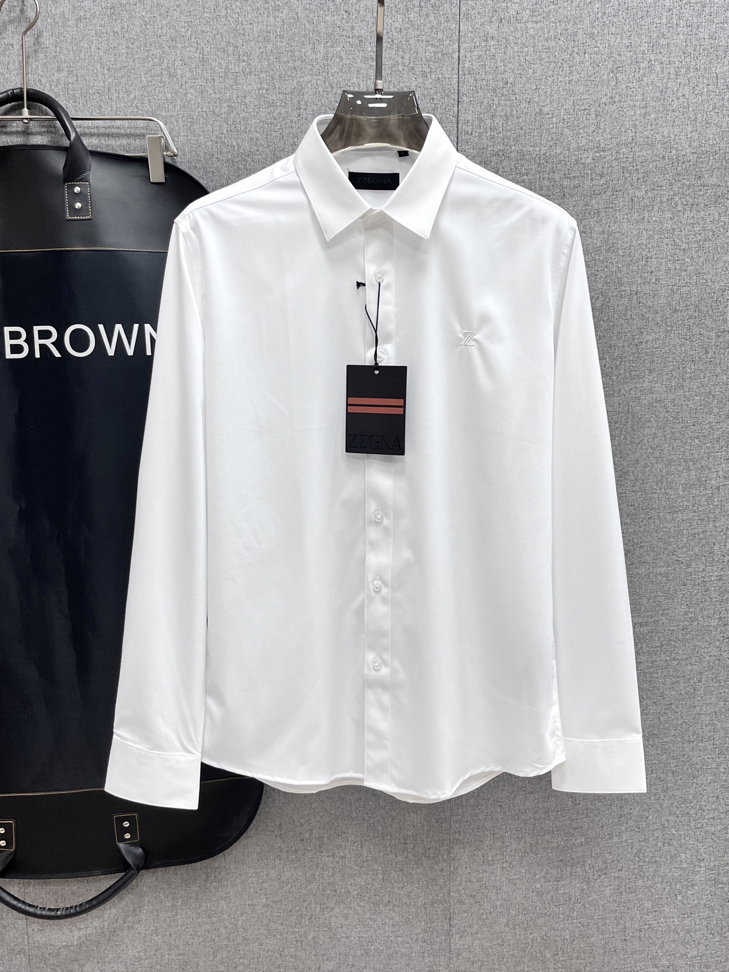 NO:135877,.【Jenia】 Fashionable and simple spring shirt is famous for its simple and delicate design and high-quality details, perfect cut, and the latest British hanging dot and line technology after the label is more perfect, the materials are meticulous, suitable for any occasion, excellent feel, comfortable and breathable! It is the choice of men who focus on practicality and quality. The original quality is synchronized by the official website [strong]. The new model is available for sale immediately, and there are large products [handshake] 174 140 catties wear L maximum wear 190 catties. M-3XL.,,zegna,shirts,alexander wang19860909.【 杰尼亚】 时尚简约 春季衬衫 简洁细腻的设计和高质细节而闻名,裁剪完美,后标最新英国吊点线技术,更加完美,用料一丝不苟,适合任何场合, 手感极佳 舒服又透气! 是注重实用和品质的男士的选择.原單品質 官網同步[强].新款上市 即转即卖 有大货[握手] 174 140斤 穿L 最大穿190斤.M-3XL.,,zegna,shirts,alexander wang,Men's clothing