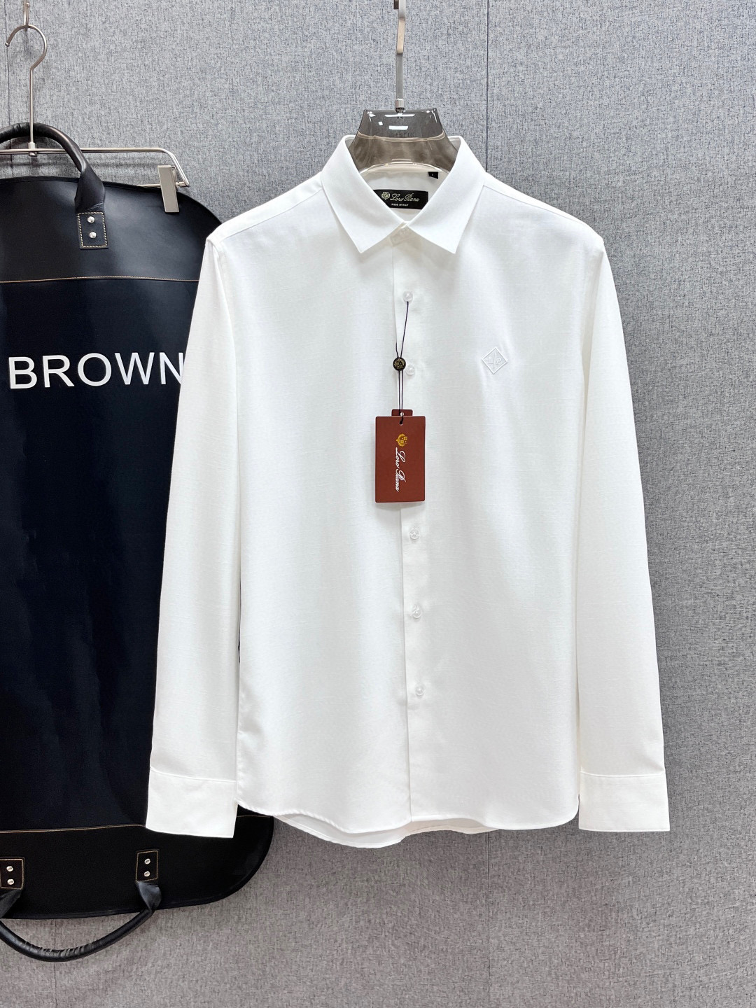 NO:135880,.【LP】 Fashionable and simple spring shirt is famous for its simple and delicate design and high-quality details, perfect cut, and the latest British hanging dot and line technology after the label is more perfect, the materials are meticulous, suitable for any occasion, excellent feel, comfortable and breathable! It is the choice of men who focus on practicality and quality. Original quality, official website synchronous [strong]. New model is available for sale immediately, and there are large products [handshake] 174 140 catties, wear L, wear 190 catties. M-3XL.,,loro piana,shirts,alexander wang19860909.【 LP】 时尚简约 春季衬衫 简洁细腻的设计和高质细节而闻名,裁剪完美,后标最新英国吊点线技术,更加完美,用料一丝不苟,适合任何场合, 手感极佳 舒服又透气! 是注重实用和品质的男士的选择.原單品質 官網同步[强].新款上市 即转即卖 有大货[握手] 174 140斤 穿L 最大穿190斤.M-3XL.,,loro piana,shirts,alexander wang,Men's clothing