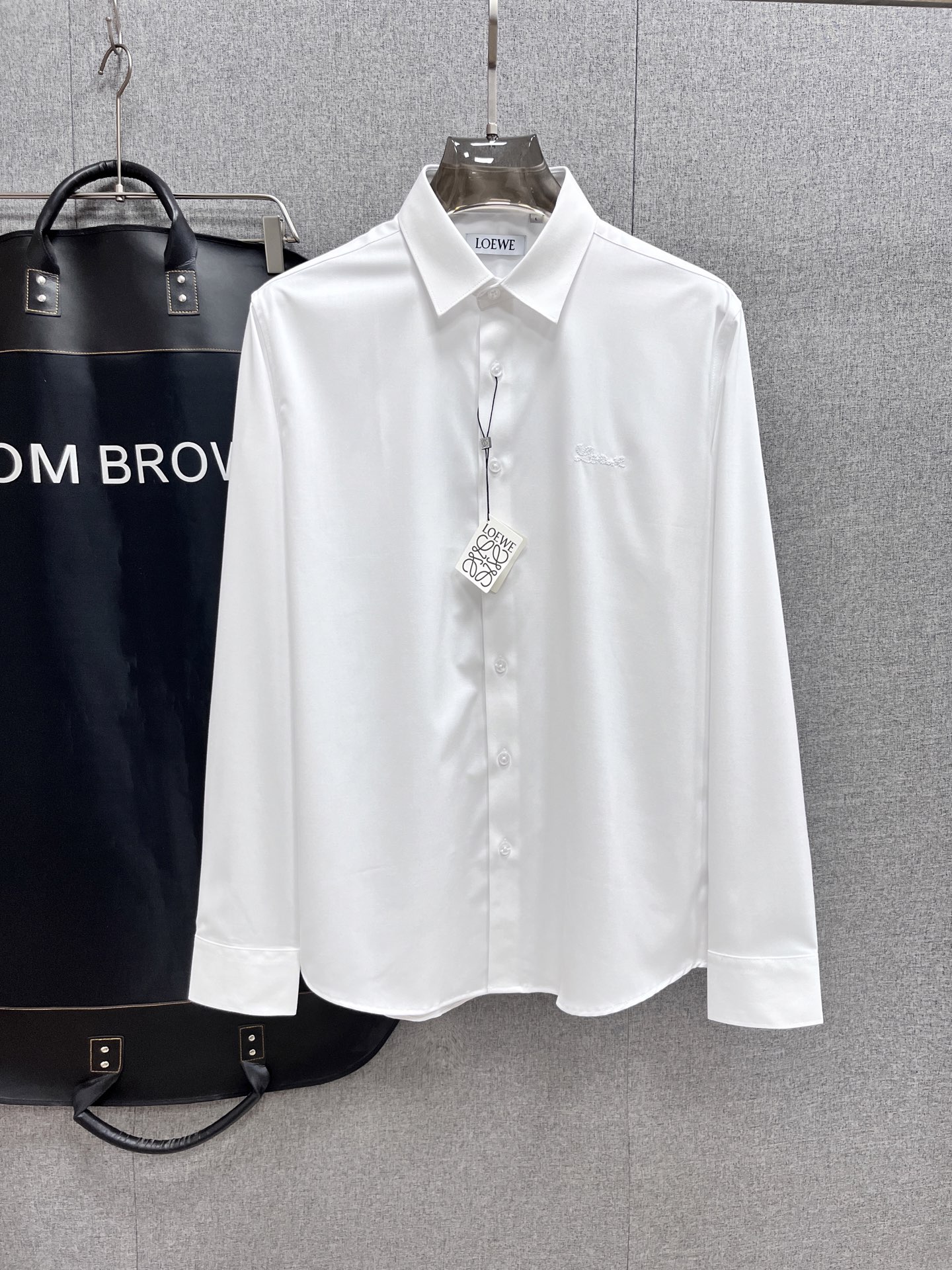 NO:135882,.【Luo Yiwei】 Fashionable and simple spring shirt is famous for its simple and delicate design and high-quality details, perfect cut, and the latest British hanging dot and line technology after the label is more perfect, the materials are meticulous, suitable for any occasion, excellent feel, comfortable and breathable! It is the choice of men who focus on practicality and quality. The original quality is synchronized by the official website [strong]. The new model is available for sale immediately, and there are large products [handshake] 174 140 catties wear L maximum wear 190 catties. M-3XL.,,loewe,shirts,alexander wang19860909.【 罗意威】 时尚简约 春季衬衫 简洁细腻的设计和高质细节而闻名,裁剪完美,后标最新英国吊点线技术,更加完美,用料一丝不苟,适合任何场合, 手感极佳 舒服又透气! 是注重实用和品质的男士的选择.原單品質 官網同步[强].新款上市 即转即卖 有大货[握手] 174 140斤 穿L 最大穿190斤.M-3XL.,,loewe,shirts,alexander wang,Men's clothing