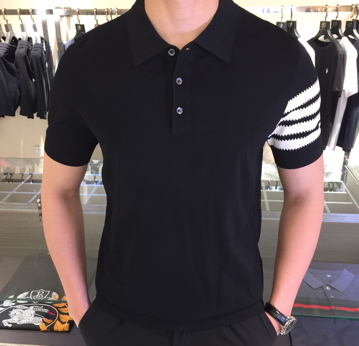 NO:135885,.【TB】Stylish and simple short-sleeved T-shirt is famous for its simple and delicate design and high-quality details, perfectly cut, and the latest British hanging dot and thread technology after the label is more perfect, the materials are meticulous, suitable for any occasion, excellent feel, comfortable and breathable! It is the choice of men who focus on practicality and quality. The original quality is synchronized by the official website [strong]. The new model is available for sale immediately, and there are large products [handshake] 174 140 catties wearing L size, and you can wear up to 200 catties! M-4XL., T-shirt,tees,t-shirt,alexander wang19860909.【 TB】 时尚简约 短袖T恤 简洁细腻的设计和高质细节而闻名,裁剪完美,后标最新英国吊点线技术,更加完美,用料一丝不苟,适合任何场合, 手感极佳 舒服又透气! 是注重实用和品质的男士的选择.原單品質 官網同步[强].新款上市 即转即卖 有大货[握手] 174 140斤穿L码 最大可以穿200斤！M-4XL.,,T-shirt,tees，t-shirt,alexander wang,Men's clothing