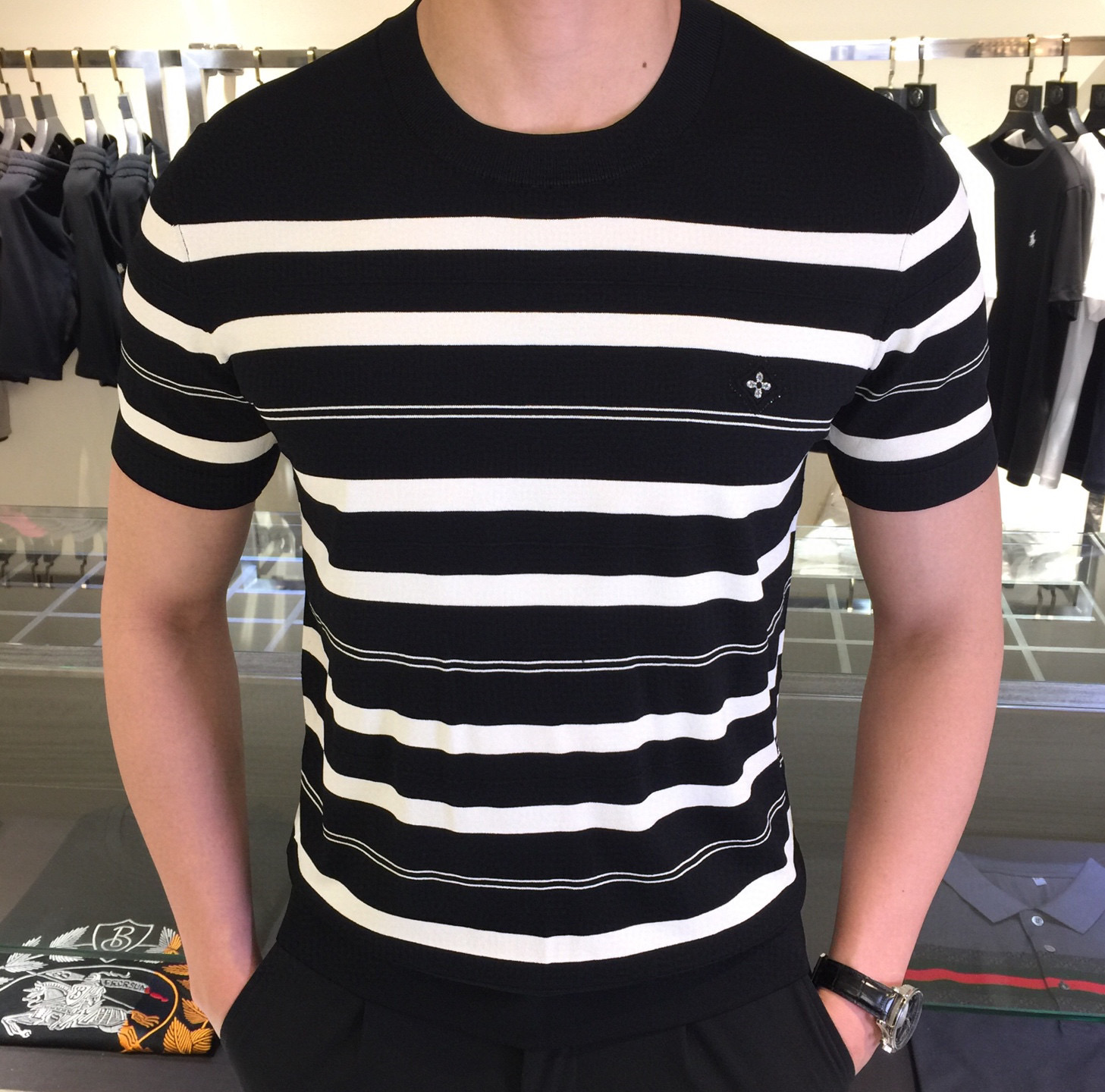 NO:135887,.【LV】 Fashionable and simple short-sleeved T-shirt is famous for its simple and delicate design and high-quality details, perfectly cut, and the latest British hanging dot and thread technology after the label is more perfect, the materials are meticulous, suitable for any occasion, excellent feel, comfortable and breathable! It is the choice of men who focus on practicality and quality. The original quality is synchronized by the official website [strong]. The new model is available for sale immediately, and there are large products [handshake] 174 140 catties wearing L size, and you can wear up to 200 catties! M-4XL., louis vuitton,T-shirt,tees,t-shirt,alexander wang19860909.【 LV】 时尚简约 短袖T恤 简洁细腻的设计和高质细节而闻名,裁剪完美,后标最新英国吊点线技术,更加完美,用料一丝不苟,适合任何场合, 手感极佳 舒服又透气! 是注重实用和品质的男士的选择.原單品質 官網同步[强].新款上市 即转即卖 有大货[握手] 174 140斤穿L码 最大可以穿200斤！M-4XL.,,louis vuitton,T-shirt,tees，t-shirt,alexander wang,Men's clothing