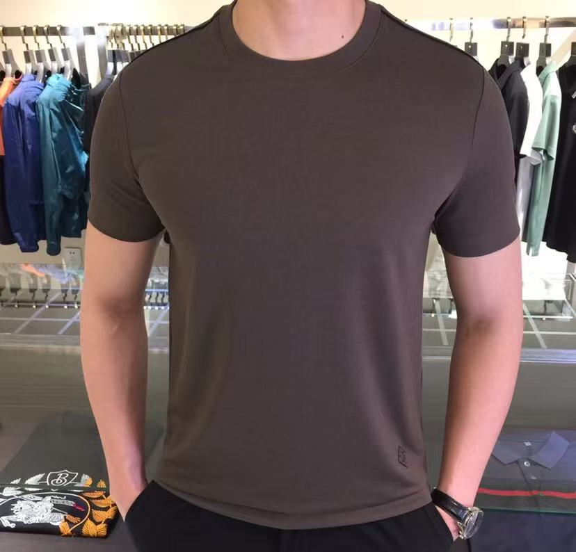 NO:135893,.【LP】 Fashionable and simple short-sleeved T-shirt is famous for its simple and delicate design and high-quality details, perfectly cut, and the latest British hanging dot and thread technology after the label is more perfect, the materials are meticulous, suitable for any occasion, excellent feel, comfortable and breathable! It is the choice of men who focus on practicality and quality. The original quality is synchronized by the official website [strong]. The new model is available for sale immediately, and there are large products [handshake] 174 140 catties wearing L size, and you can wear up to 200 catties! M-4XL., loro piana, T-shirt,tees, t-shirt,alexander wang19860909.【 LP】 时尚简约 短袖T恤 简洁细腻的设计和高质细节而闻名,裁剪完美,后标最新英国吊点线技术,更加完美,用料一丝不苟,适合任何场合, 手感极佳 舒服又透气! 是注重实用和品质的男士的选择.原單品質 官網同步[强].新款上市 即转即卖 有大货[握手] 174 140斤穿L码 最大可以穿200斤！M-4XL.,,loro piana,T-shirt,tees，t-shirt,alexander wang,Men's clothing