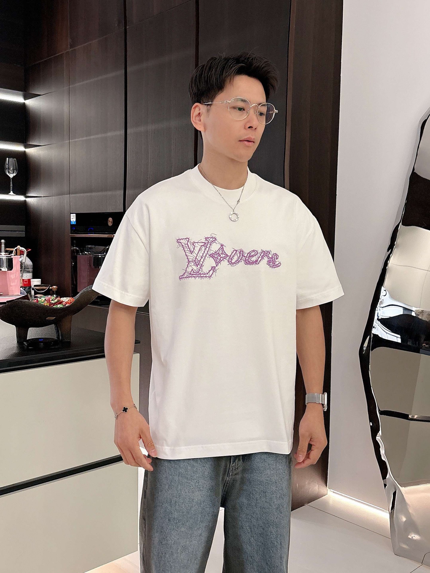 NO:135945,.LV 2025 summer new short-sleeved T-shirt, special logo embroidery craftsmanship, personalized art series exclusively released on the entire network. The versatile details are perfectly processed 240 grams of pure cotton fabric is very exquisite. Original fabric. The same style of internet celebrities and celebrities. High-quality feel is very comfortable. Fashionable and personalized. Super versatile and beautiful style for men and women. Black and white. Number of codes M-3XL,,louis vuitton, T-shirt,tees, t-shirt,alexander wang19860909.LV 2025夏季新款短袖T恤,特色Logo刺绣工艺,个性艺术系列全网独家首发 百搭款细节处理完美240克纯棉面料十分精致 原版面料 网红明星同款高版本 高品质手感非常舒服 时尚又个性 超级百搭好看的一款男女同款 颜色黑、白 码数M-3XL,,louis vuitton,T-shirt,tees，t-shirt,alexander wang,Men's clothing