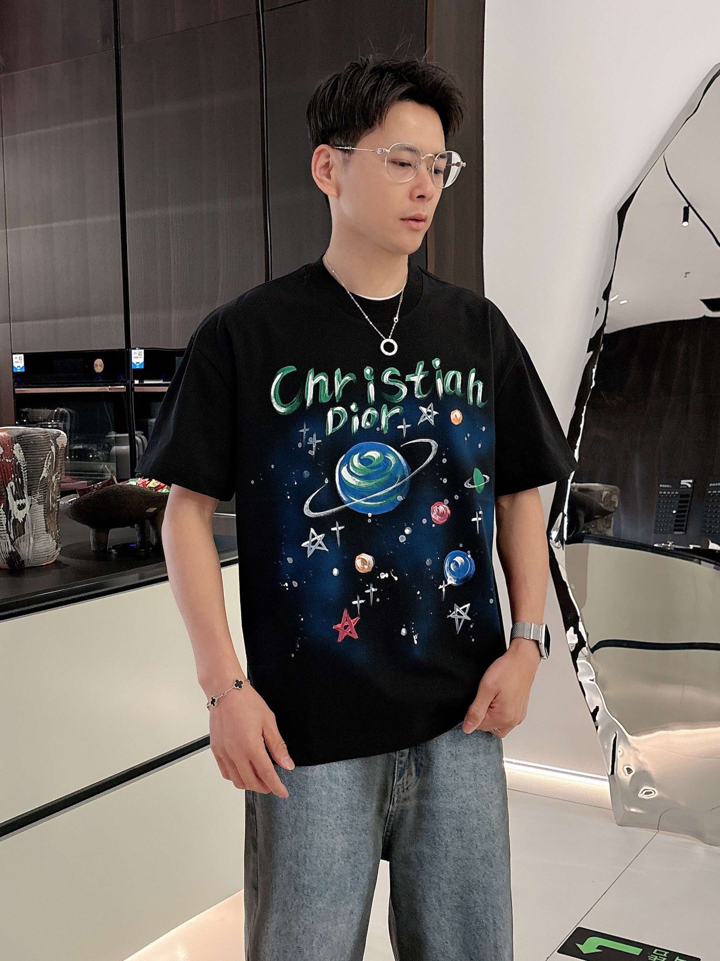 NO:135899,.Dior 25ss summer new hand-painted short-sleeved T-shirt!  The counter is synchronized, each piece is made by hand. The unique logo is the exclusive first on the entire network. The versatile details are perfectly processed 240 grams of pure cotton fabric is very exquisite. The original fabric is the same as the internet celebrity celebrity and the high-quality feel is very comfortable. Fashion and personality. A super versatile and beautiful style for men and women. The color is black and white. The number of codes M-3XL, dior, T-shirt,tees, t-shirt,alexander wang19860909.Dior 25ss夏季新款手绘短袖T恤！专柜同步,每一件都是纯手工画制而成.独特的logo 个性艺术系列全网独家首发 百搭款细节处理完美240克纯棉面料十分精致 原版面料 网红明星同款高版本 高品质手感非常舒服 时尚又个性 超级百搭好看的一款男女同款 颜色黑、白 码数M-3XL,,dior,T-shirt,tees，t-shirt,alexander wang,Men's clothing