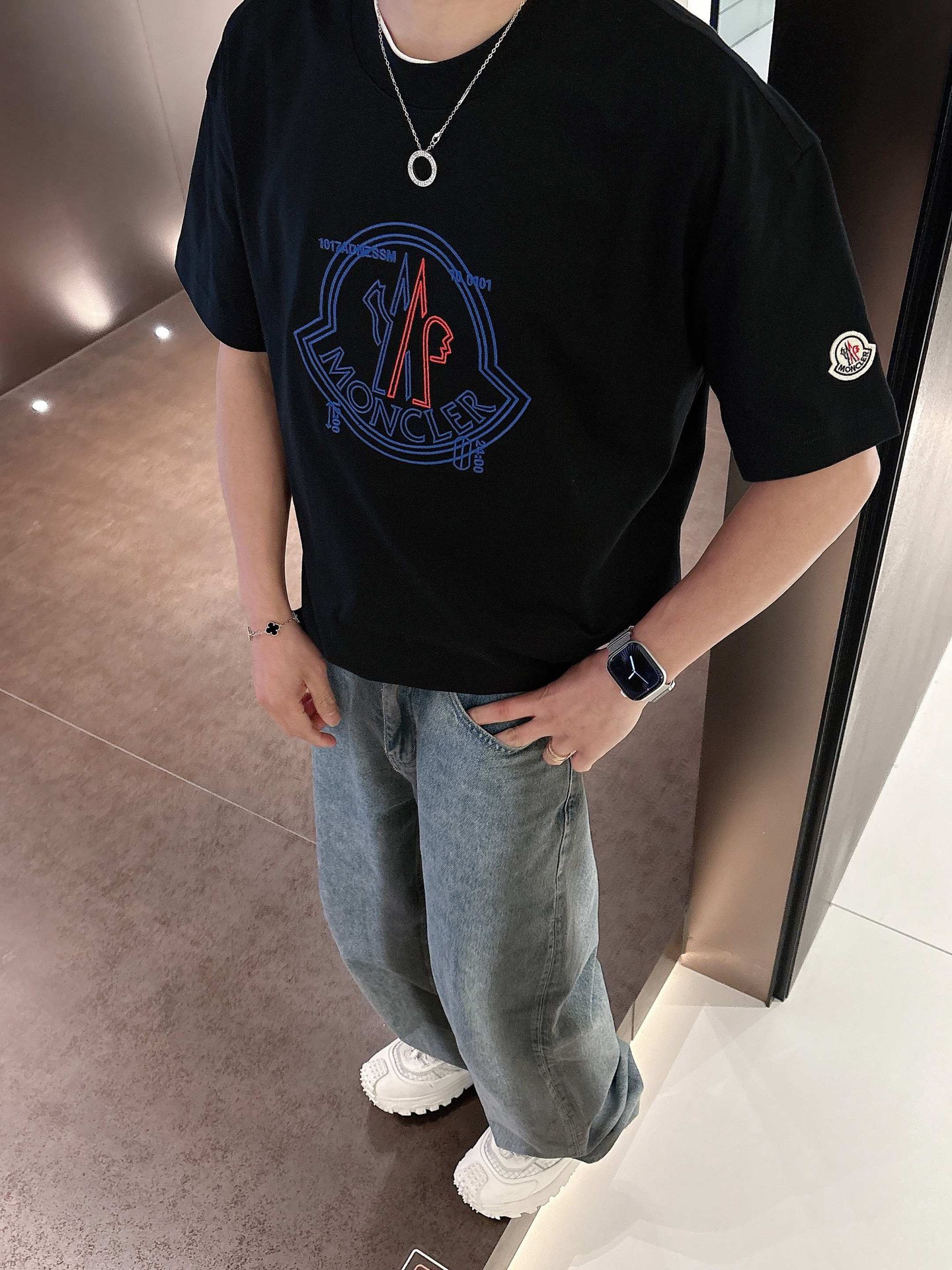 NO:135901,.录发出有 2025 summer new short-sleeved T-shirt, special badge logo embroidery craftsmanship, personalized art series exclusively released on the entire network. The versatile details are perfectly processed 240 grams of pure cotton fabric is very exquisite. Original fabric. The same style of Internet celebrities and celebrities. High-quality feel is very comfortable. Fashionable and personalized. Super versatile and beautiful style for men and women. Black and white. Number of codes M-3XL, Moncler, T-shirt,tees, t-shirt,alexander wang19860909.蒙口 2025夏季新款短袖T恤,特色徽章Logo刺绣工艺,个性艺术系列全网独家首发 百搭款细节处理完美240克纯棉面料十分精致 原版面料 网红明星同款高版本 高品质手感非常舒服 时尚又个性 超级百搭好看的一款男女同款 颜色黑、白 码数M-3XL,,Moncler,T-shirt,tees，t-shirt,alexander wang,Men's clothing