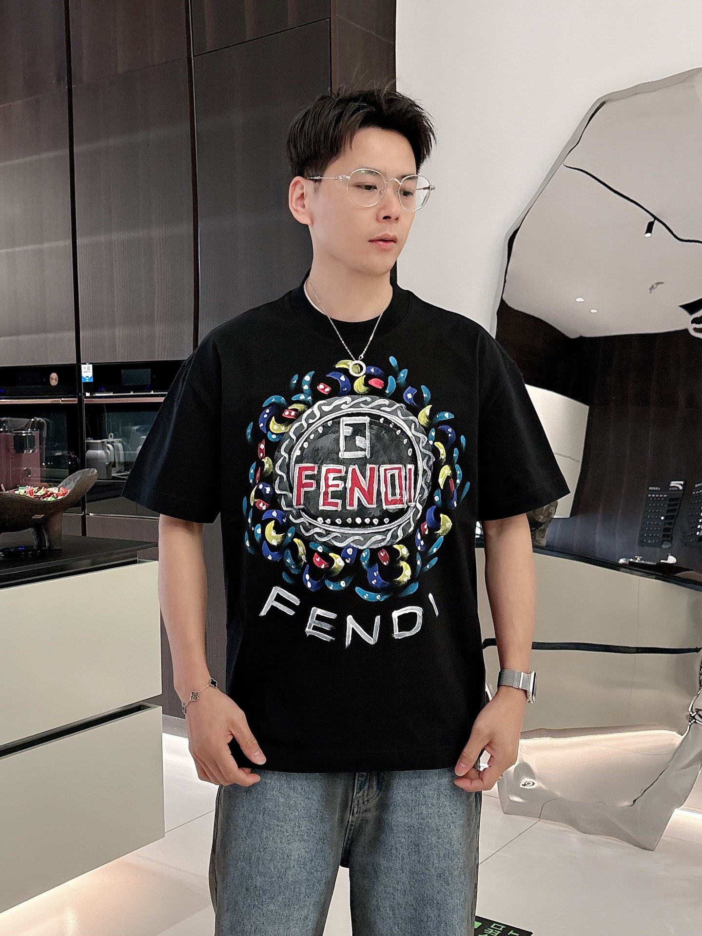 NO:135903,.FENDI 25ss summer new hand-painted short-sleeved T-shirt!  The counter is synchronized, each piece is made of pure hand-painted. The unique logo is the exclusive first on the entire network. The versatile details are perfectly processed 240 grams of pure cotton fabric is very exquisite. The original fabric is the same as the internet celebrity celebrity and the same high-quality feel is very comfortable. Fashion and personality. The super versatile and beautiful style is the same as the men and women. The color is black and white. The number of codes M-3XL, fendi, T-shirt,tees, t-shirt,alexander wang19860909.FENDI 25ss夏季新款手绘短袖T恤！专柜同步,每一件都是纯手工画制而成.独特的logo 个性艺术系列全网独家首发 百搭款细节处理完美240克纯棉面料十分精致 原版面料 网红明星同款高版本 高品质手感非常舒服 时尚又个性 超级百搭好看的一款男女同款 颜色黑、白 码数M-3XL,,fendi,T-shirt,tees，t-shirt,alexander wang,Men's clothing